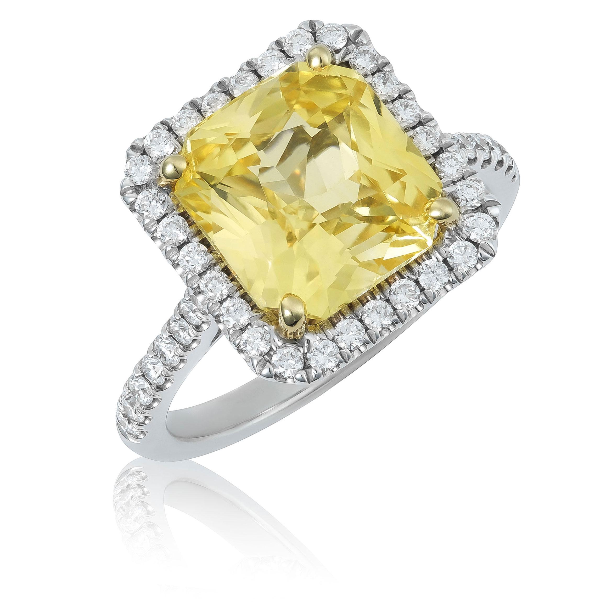 Feiern Sie den Glanz dieses zweifarbigen 14-Karat-Goldrings mit einem seltenen natürlichen, unerhitzten gelben Saphir von 5,63 Karat in der Mitte. Der in eine elegante achteckige Form geschliffene Saphir strahlt in einem lebendigen Goldton und ist