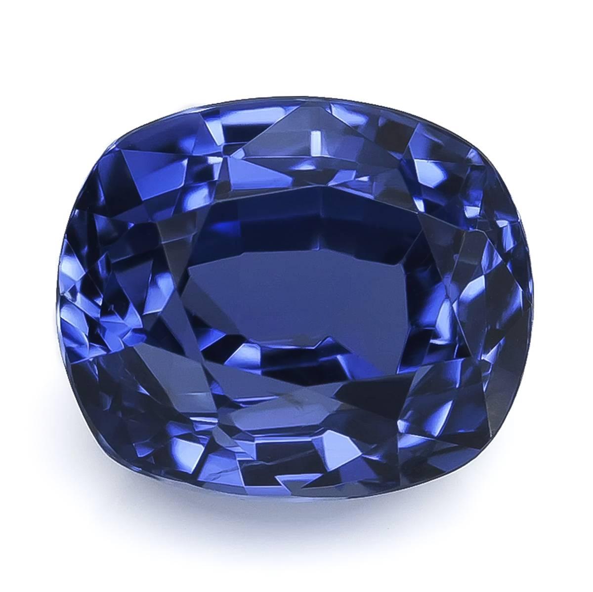 Dieser natürliche blaue Saphir aus Sri Lanka glänzt mit einem samtigen Farbton und hervorragender Brillanz. Der Kissenschliff betont seine Tiefe und sein Funkeln und bietet die perfekte Balance zwischen Eleganz und Alltagstauglichkeit. Sein