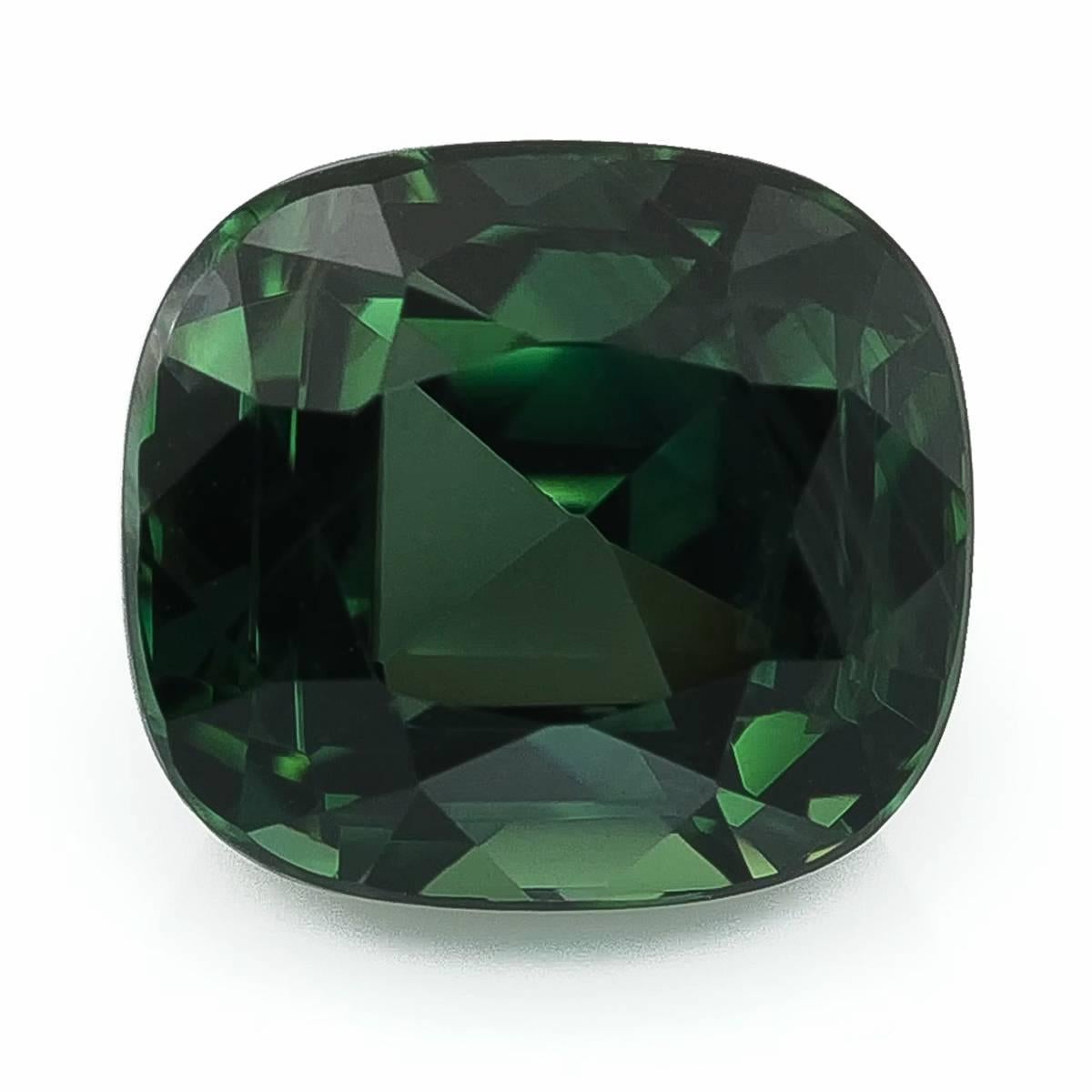 Innamorati di uno Zaffiro naturale verde acqua non riscaldato, una gemma a forma di cuscino apprezzata per il suo colore vivido e la sua limpidezza impeccabile. Con un peso di 3,02 carati, questo zaffiro misura 8,05 x 7,29 x 5,53 mm e presenta un