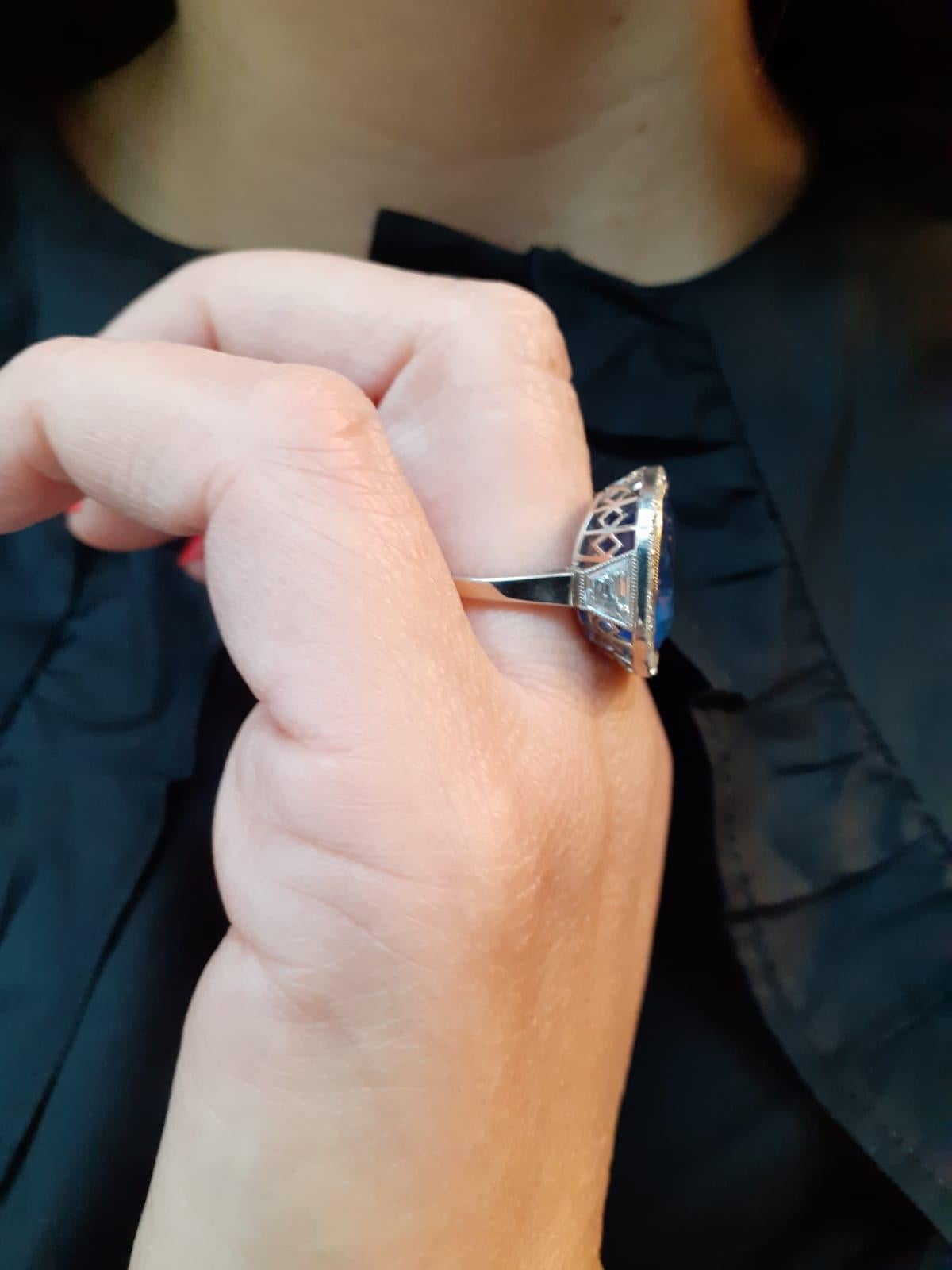 Belle Époque Natural Untreated 14.50 Carat Sapphire Diamond Ring Set in Platinum For Sale