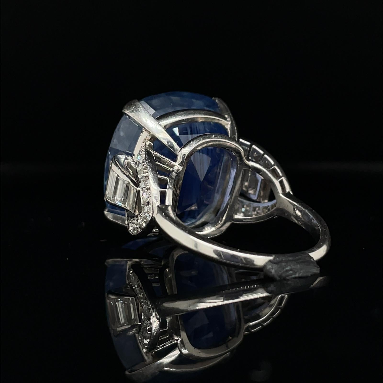 Natural Untreated 31.74 Carat Sapphire and Diamond Ring in Platinum, Circa 1950 In Good Condition For Sale In London, GB