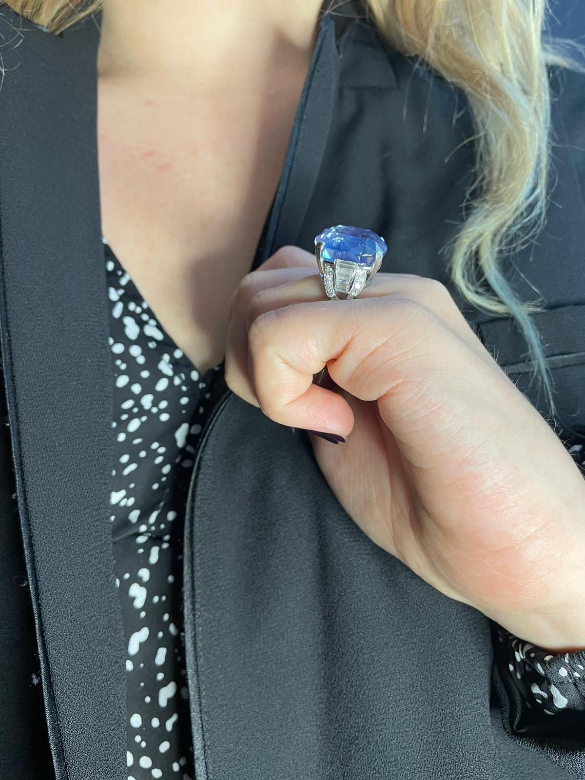 Natürlicher unbehandelter 31,74 Karat Saphir und Diamant-Ring aus Platin, um 1950 Damen