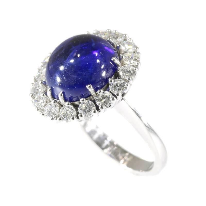 Natural Untreated 7.11 Carat Sapphire and Diamond 18 Karat Gold Cabochon Ring In Excellent Condition In Antwerp, BE