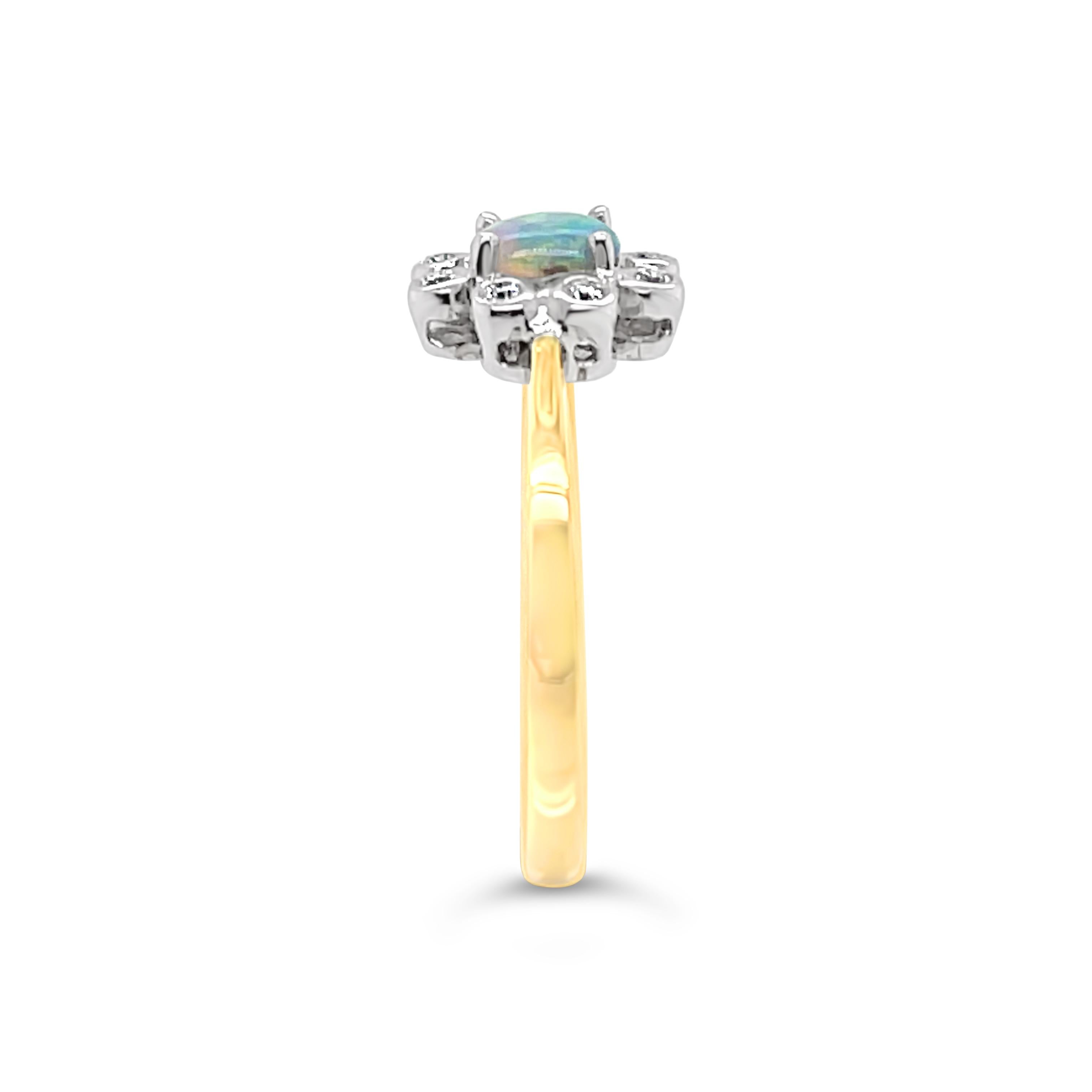 Taille cabochon Bague en or jaune 18 carats avec opale noire naturelle non traitée d'Australie 0,23 carat et diamants en vente
