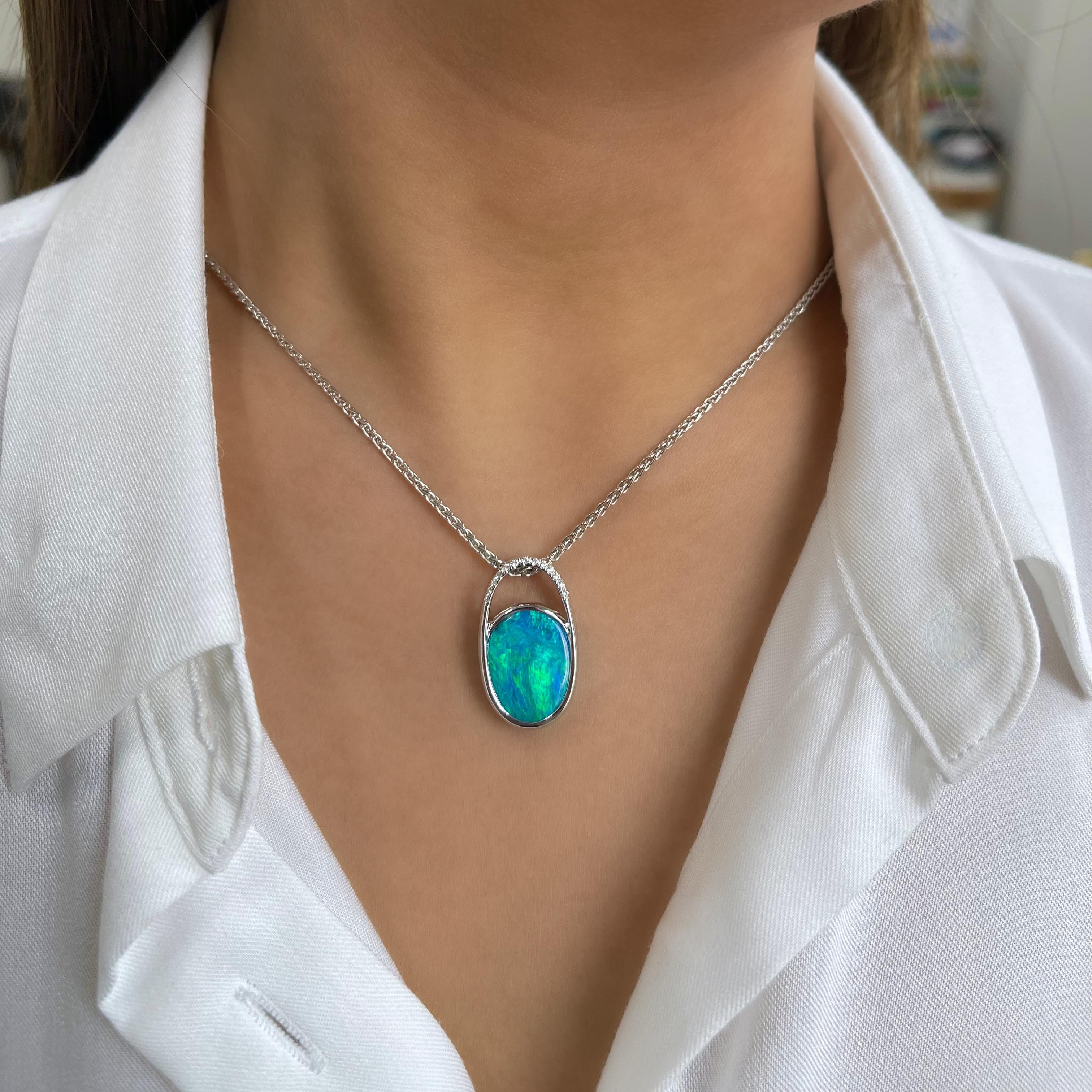 The impressive ‘You Make My Dreams’ boulder opal pendant (9.50ct) exudes modern elegance and is bound to bring out the striking and sophisticated air of its wearer. The precious gemstone of this piece hails from Winton mines and features a