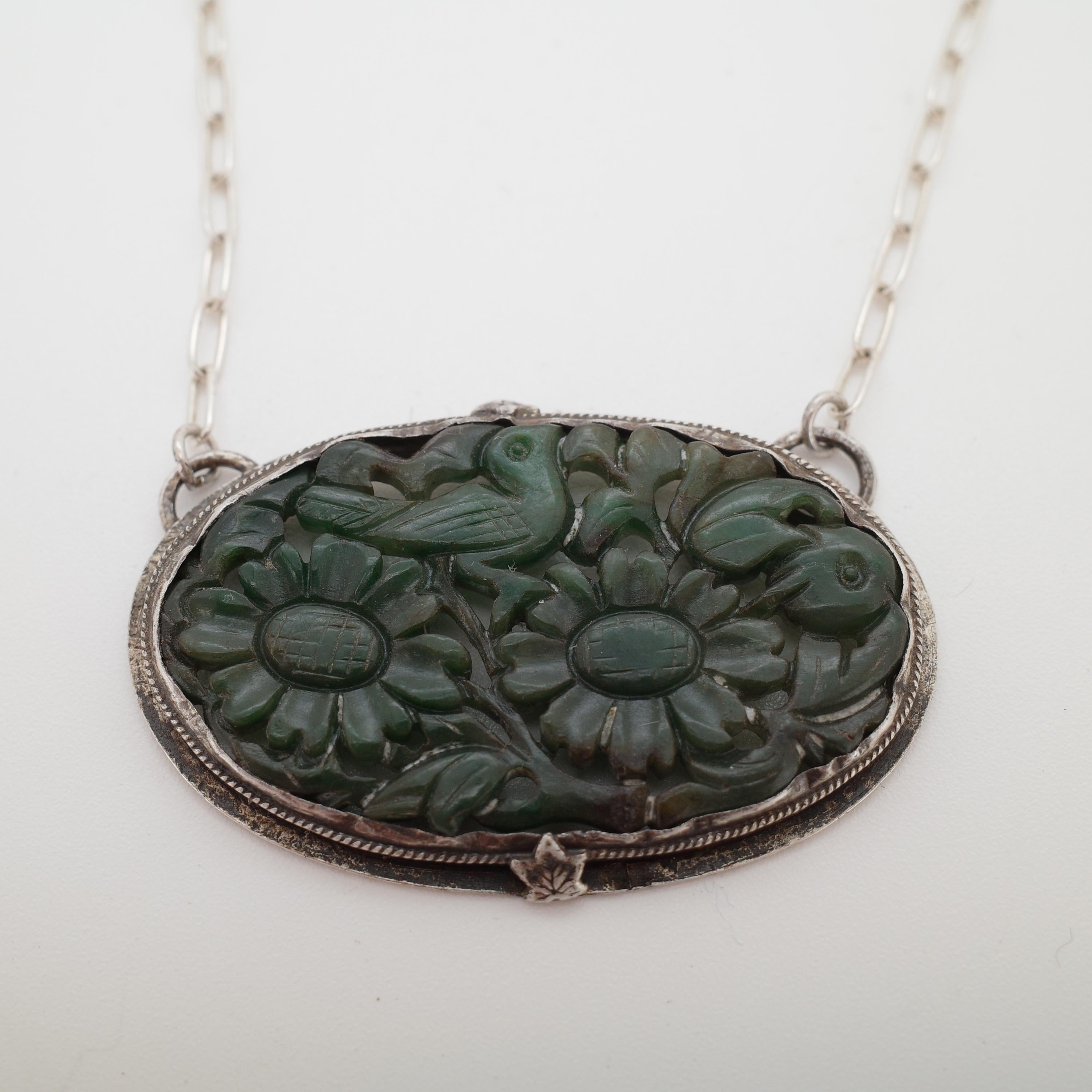 Questa eccezionale scultura antica in giadeite birmana - garantita naturale e non trattata dal nostro Gemmologo Professionista Certificato - cattura uno dei motivi più propizi delle arti decorative cinesi: un'armoniosa coppia di uccelli annidati tra