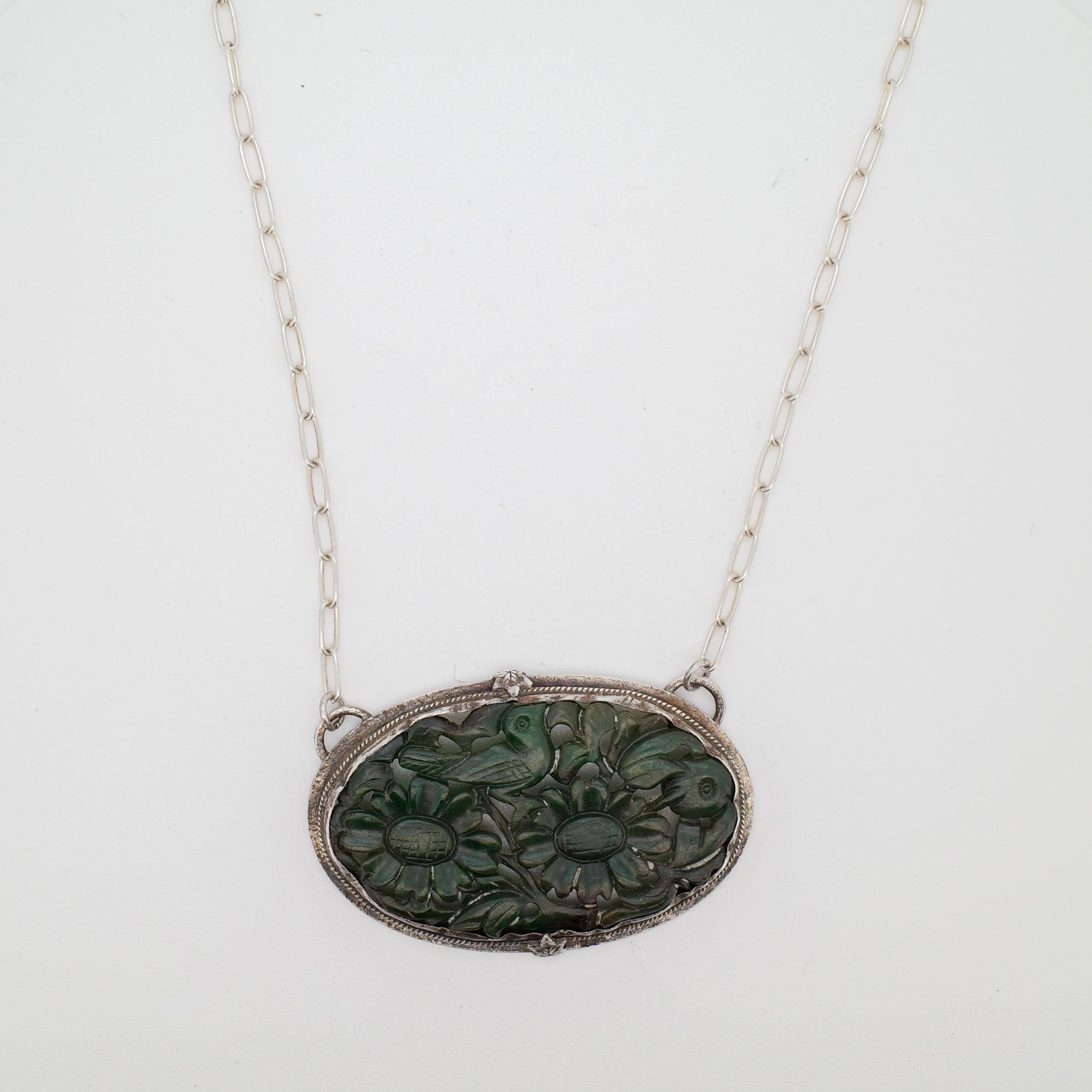 Art Nouveau Ciondolo in giada birmana non trattata Nature in argento in vendita