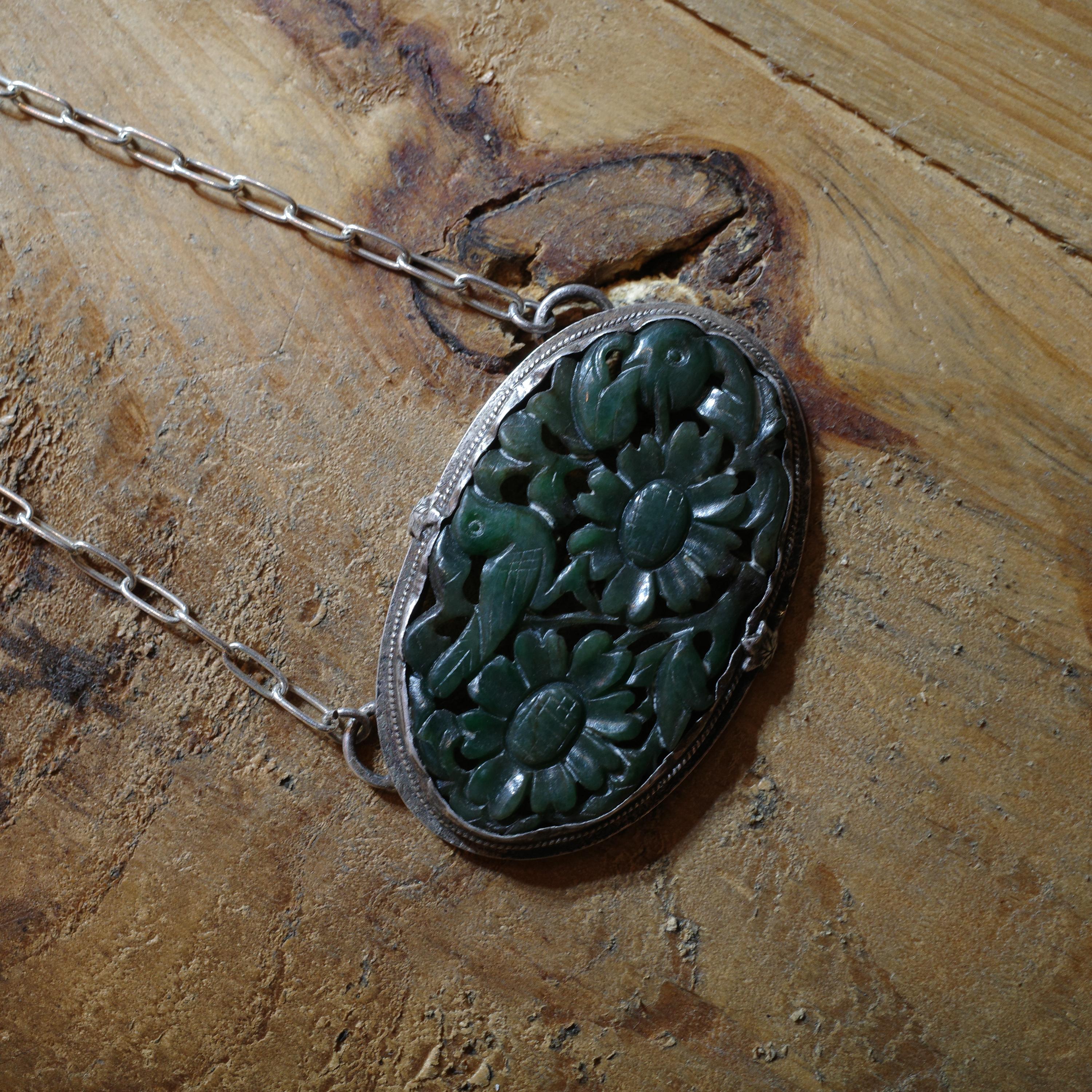 Ciondolo in giada birmana non trattata Nature in argento in vendita 1