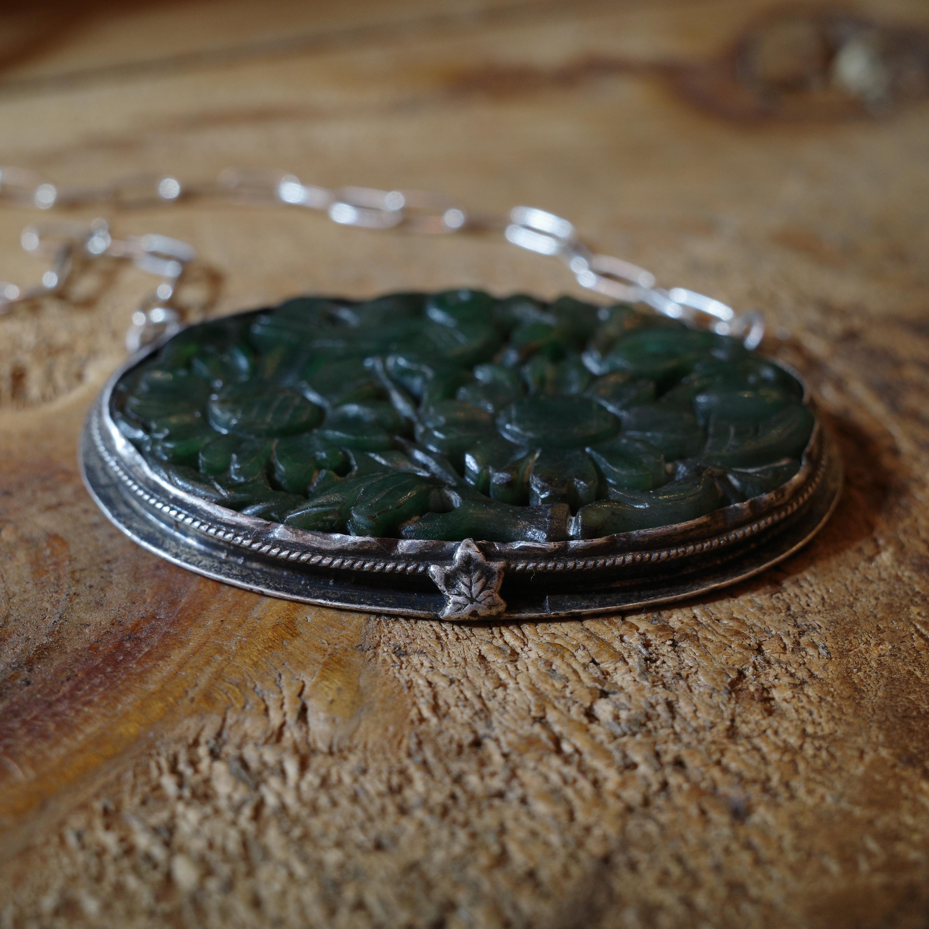 Ciondolo in giada birmana non trattata Nature in argento in vendita 2