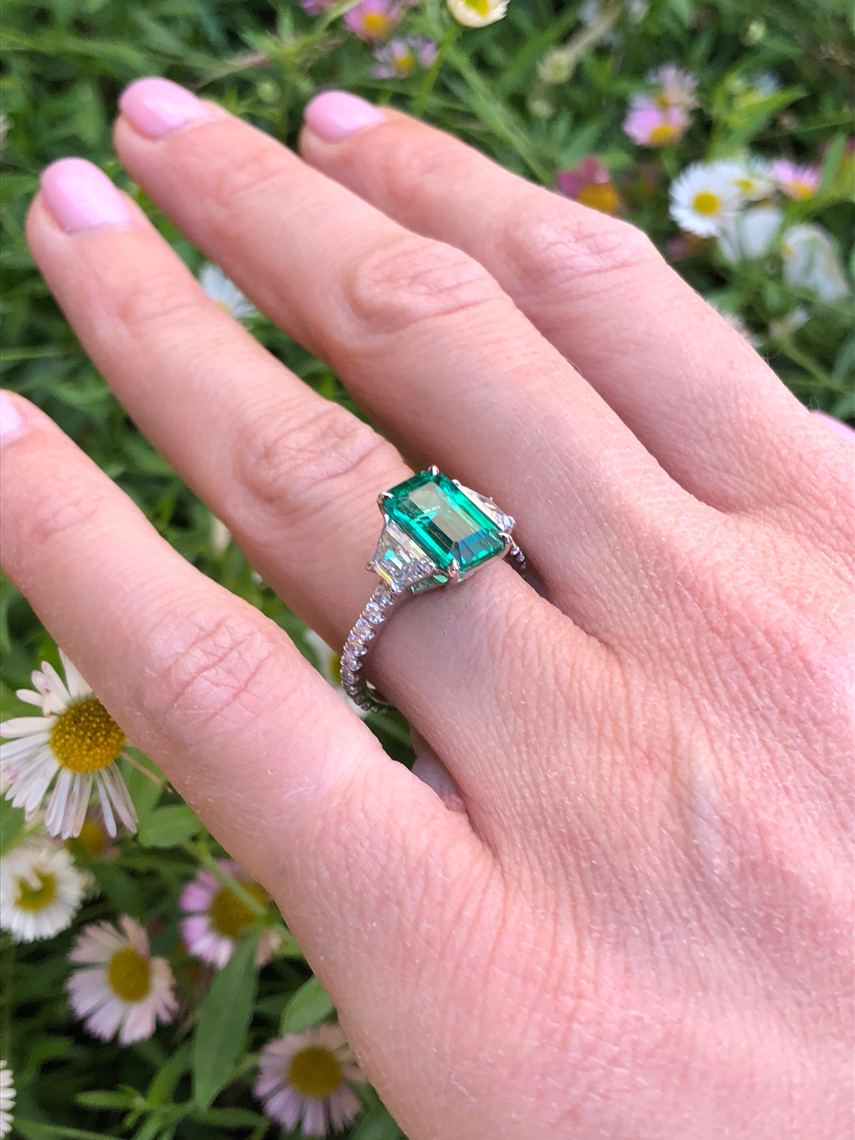 Modern Colombian Emerald Ring 2.17 Carats Untreated No Oil AGL Certified