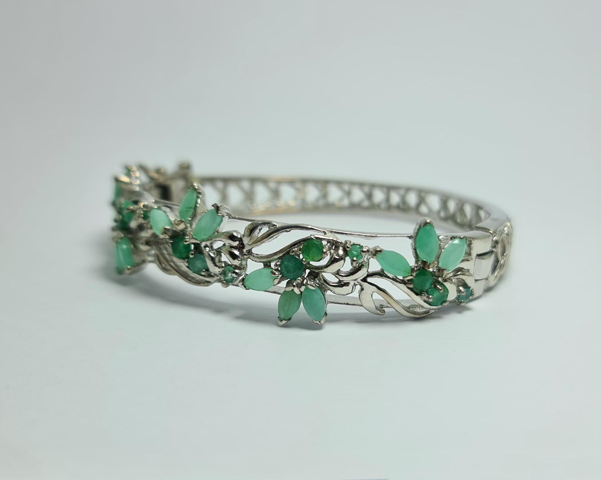 Victorian Natural Untreated Emerald 925 Sterling Silver Rhodium Plated Hinged Bangle For Sale