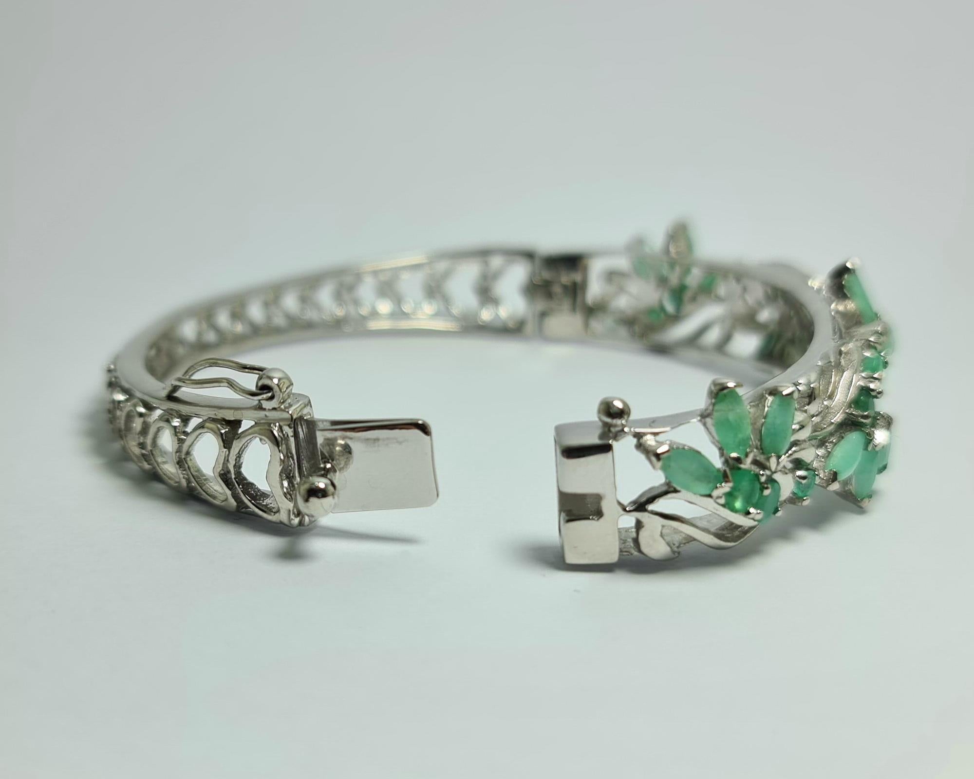 Natural Untreated Emerald 925 Sterling Silver Rhodium Plated Hinged Bangle In New Condition For Sale In Los Angeles, CA