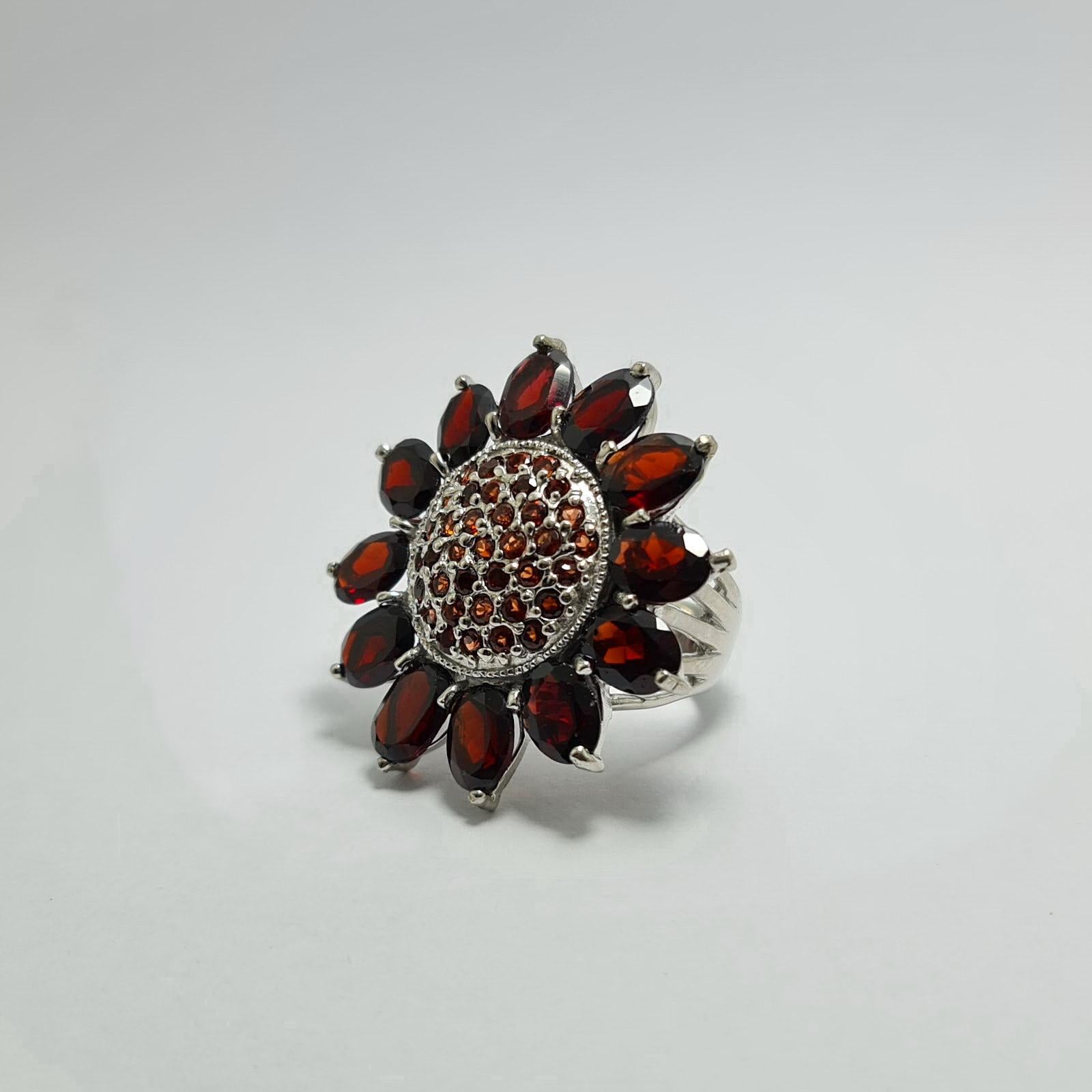 Art Deco 13Cts Natural Untreated Garnet Sun Flower Sterling Silver Rhodium Plated Ring For Sale