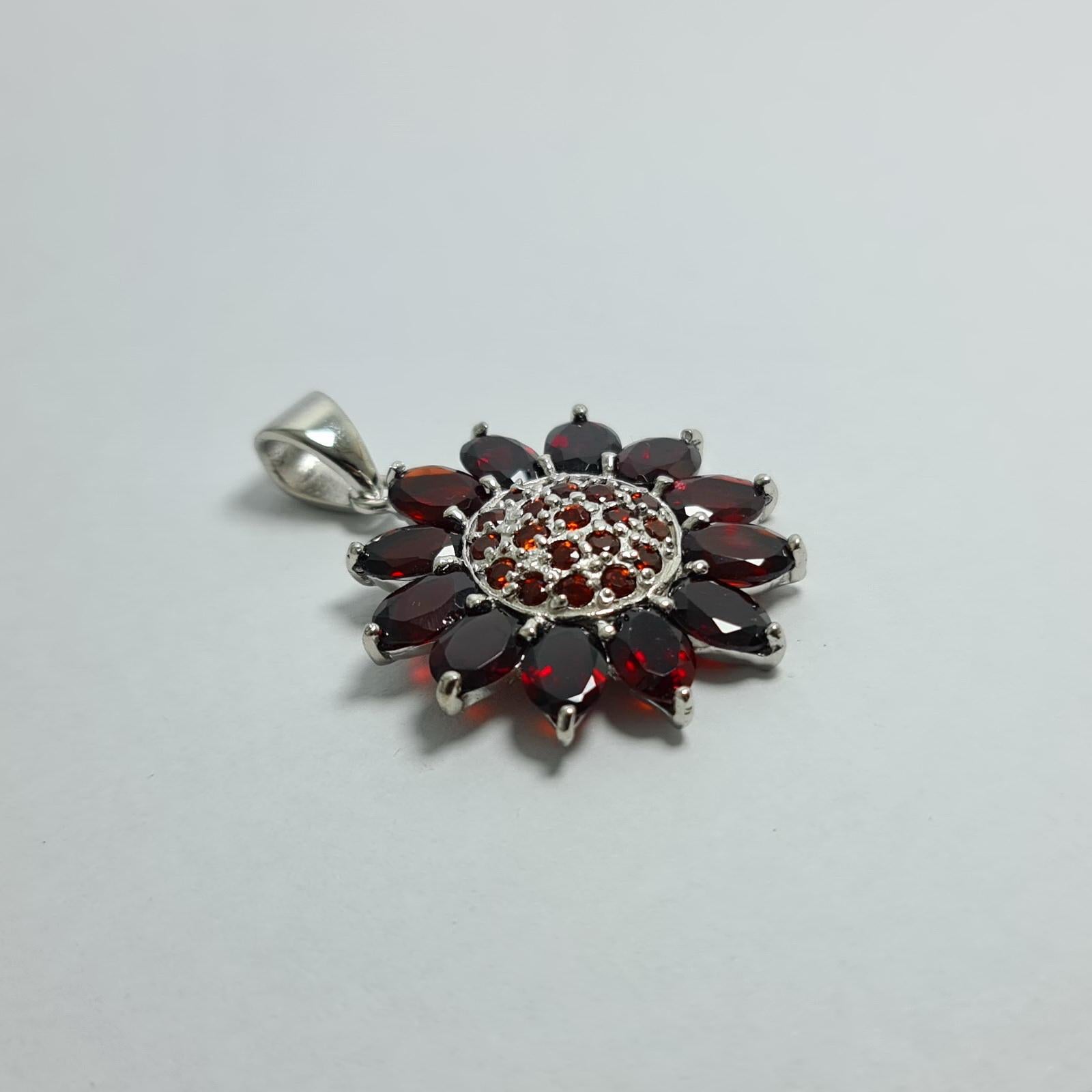 Natural Untreated Deep Red Garnet Solid Sterling Silver Rhodium Plated Sunflower Pendant 

Total weight of the pendant: 8.6 grams
Total weight of garnet: 8 carats

Please check other listings for matching sets 