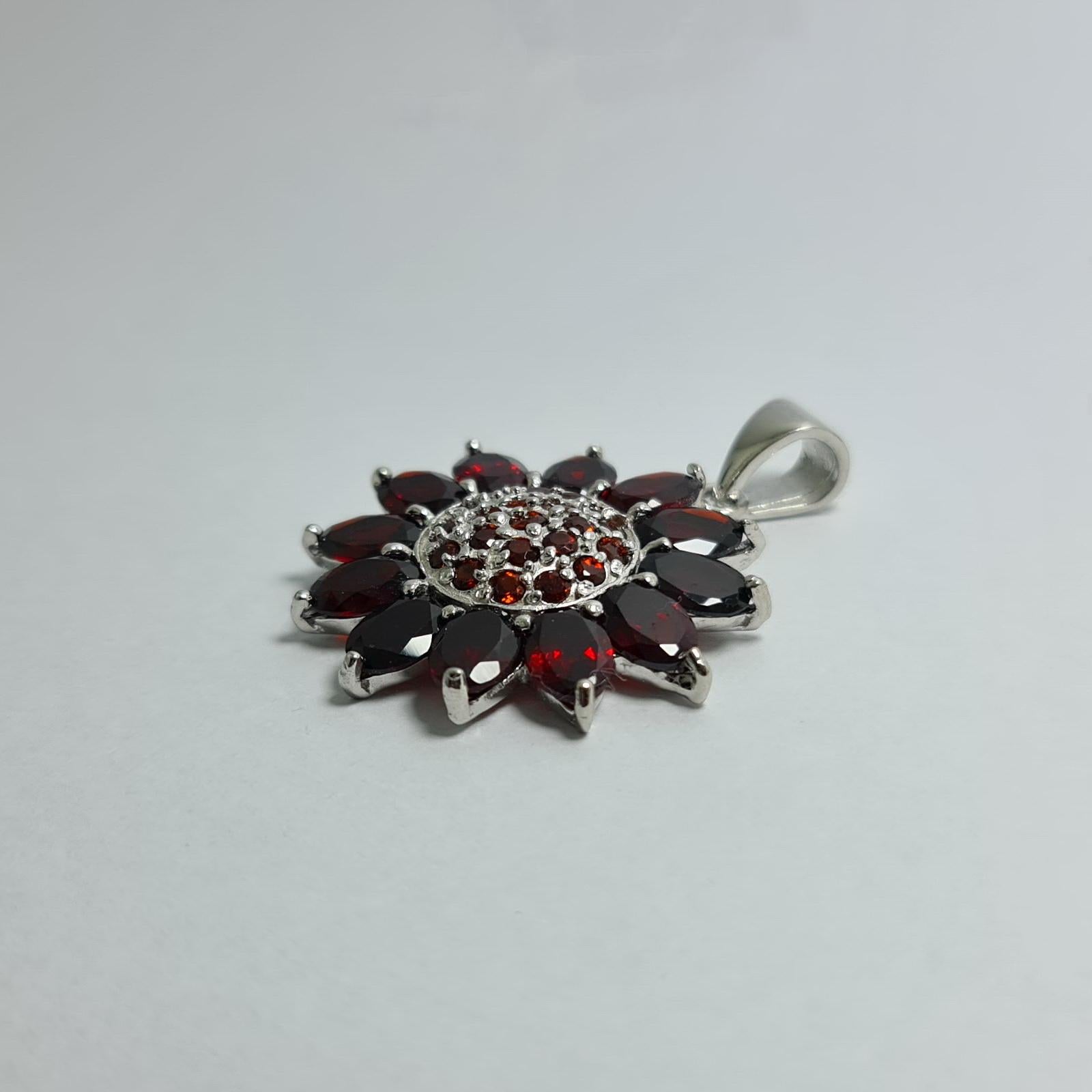 Art Deco 8Cts Natural Untreated Garnet SunFlower Sterling Silver Rhodium Plated Pendant For Sale