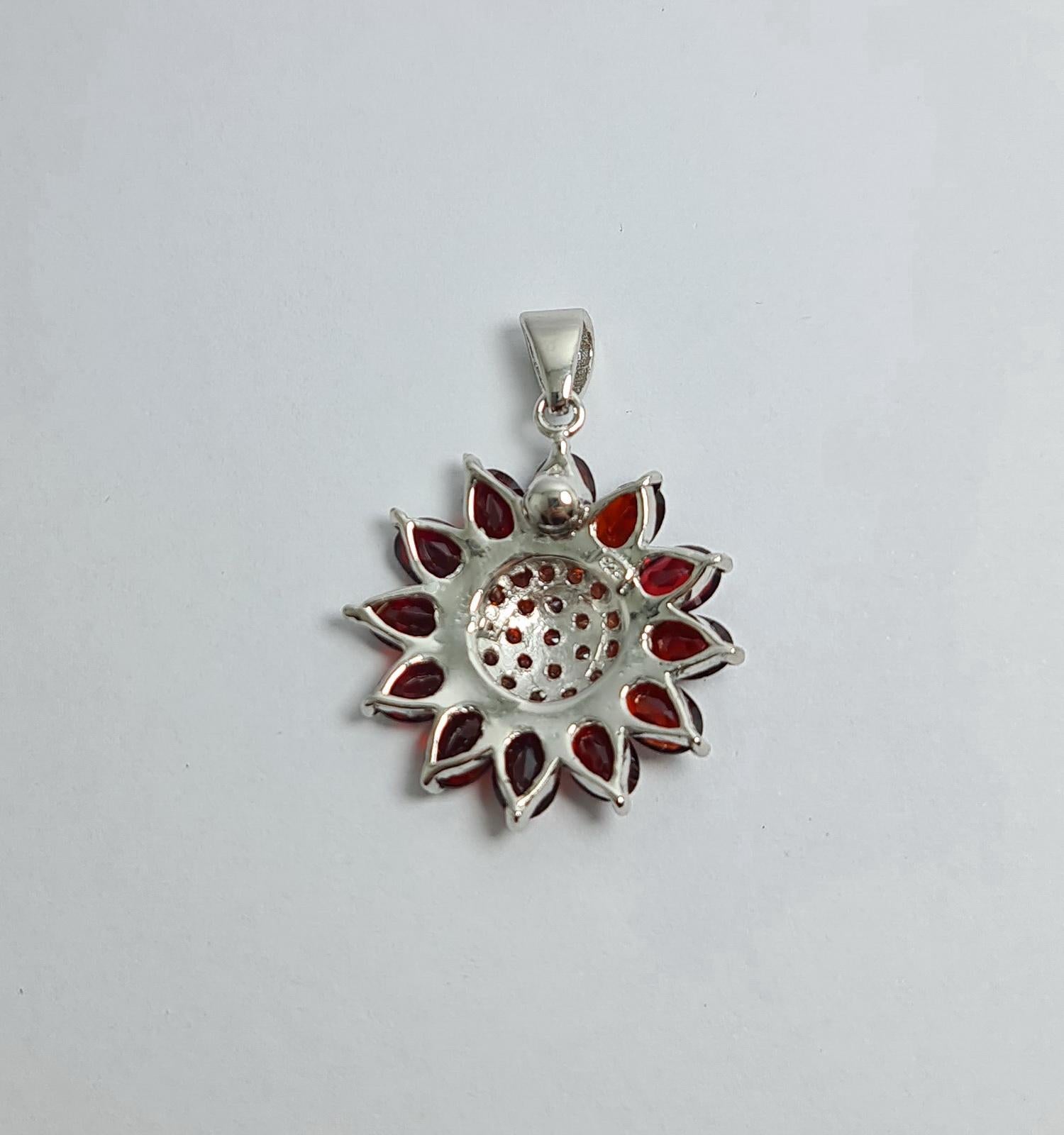 8Cts Natural Untreated Garnet SunFlower Sterling Silver Rhodium Plated Pendant In New Condition For Sale In Los Angeles, CA