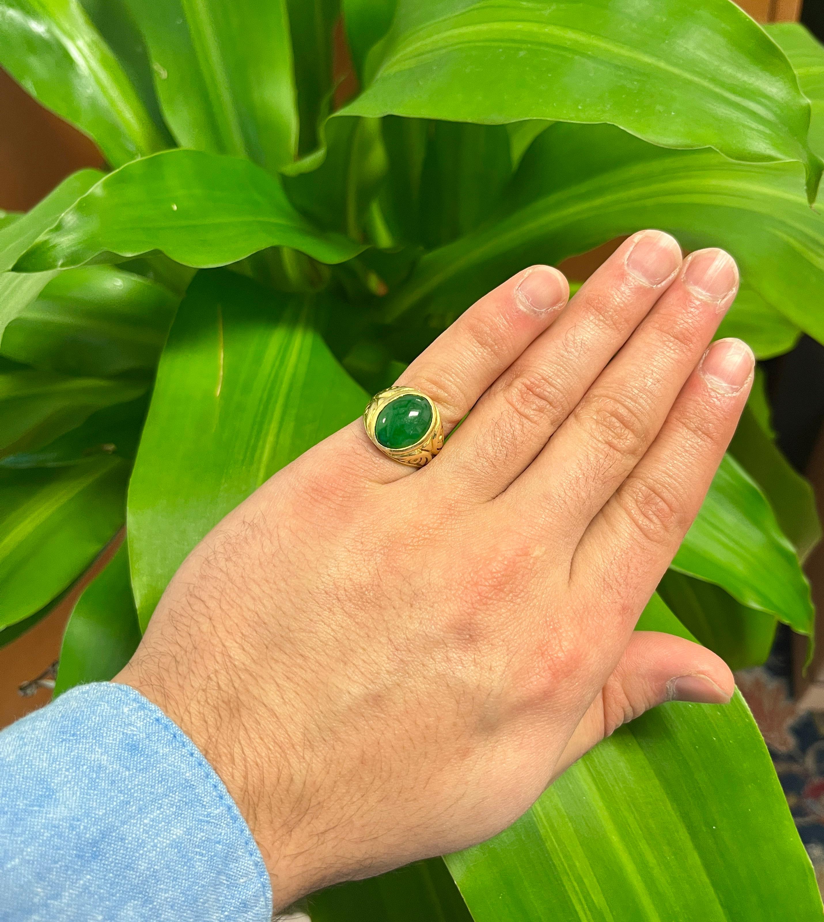 Natural Untreated Jadeite Jade in 22K Carved Gold Solitaire Unisex Ring  In Excellent Condition For Sale In Miami, FL