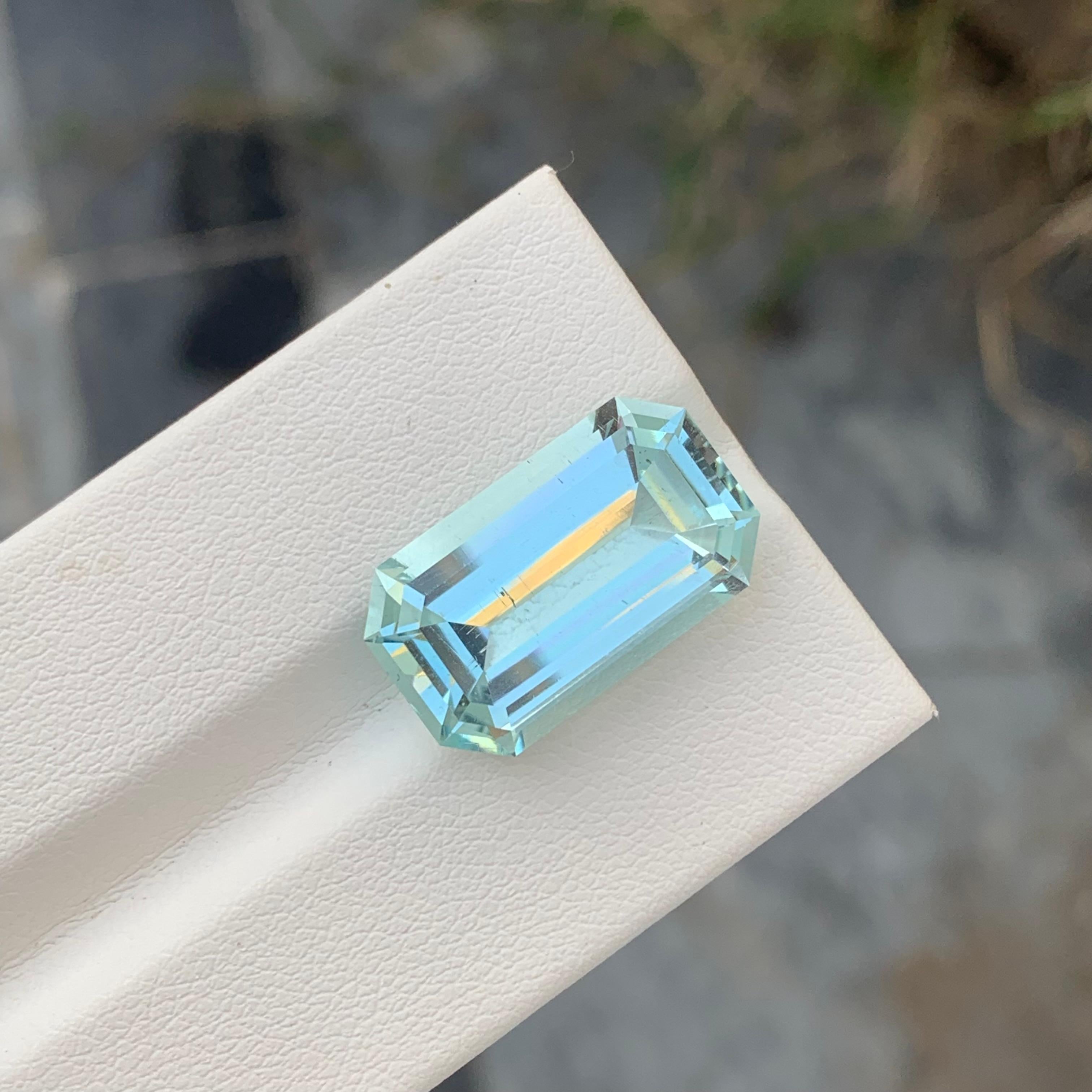 Natural Untreated Loose Aquamarine 11.30 Carat Emerald Shape Gem For Necklace In New Condition For Sale In Peshawar, PK