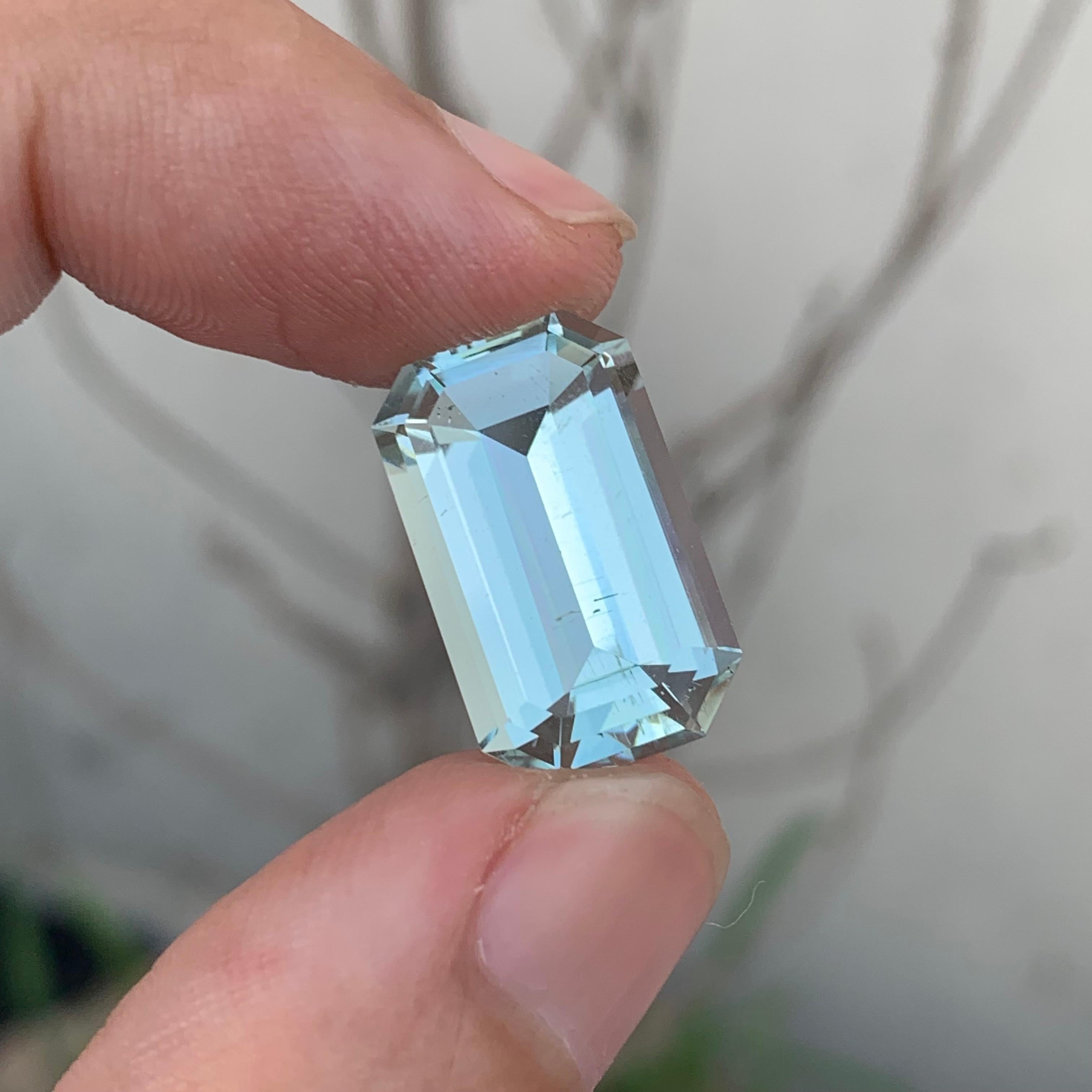 Natural Untreated Loose Aquamarine 11.30 Carat Emerald Shape Gem For Necklace For Sale 3