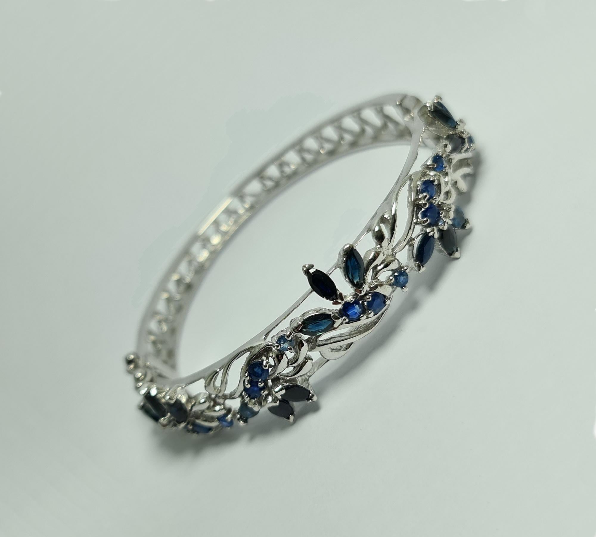 Bracelet jonc en argent sterling plaqué rhodium avec saphir royal naturel non traité de 15 carats, 925 carats en vente 1