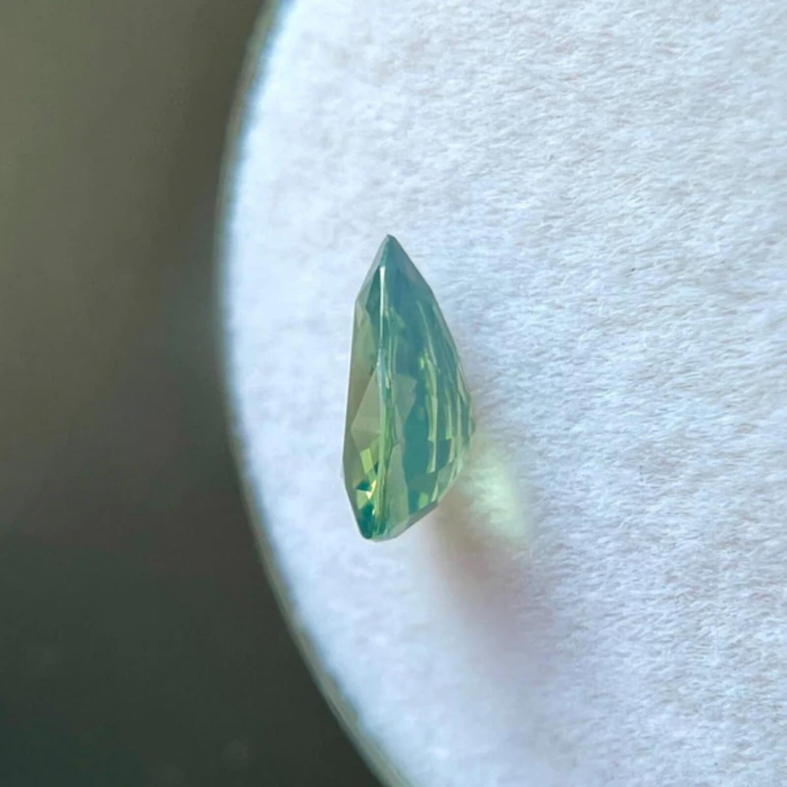 Taille poire Saphir Naturel Non Traité 1.21ct Jaune Vert Certifié Poire 7.9x5.7mm VVS en vente