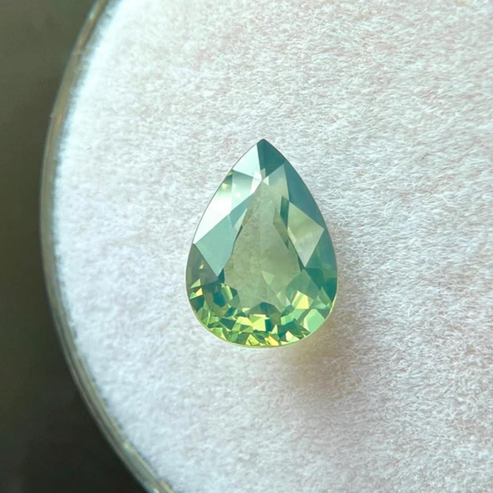Saphir Naturel Non Traité 1.21ct Jaune Vert Certifié Poire 7.9x5.7mm VVS Unisexe en vente