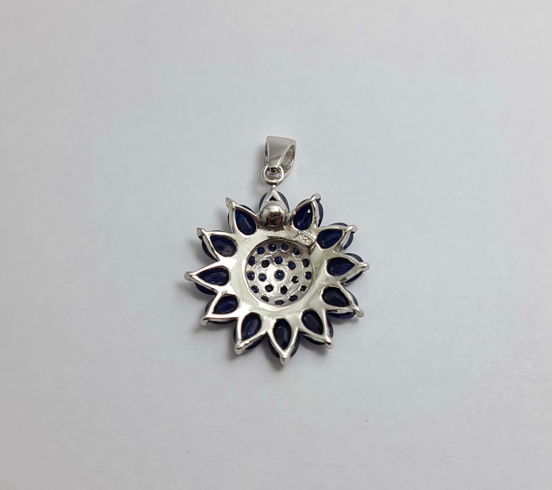 12Cts Natural Untreated Sapphire Flower  .925 Sterling Silver Rhodium Plated  In New Condition For Sale In Los Angeles, CA