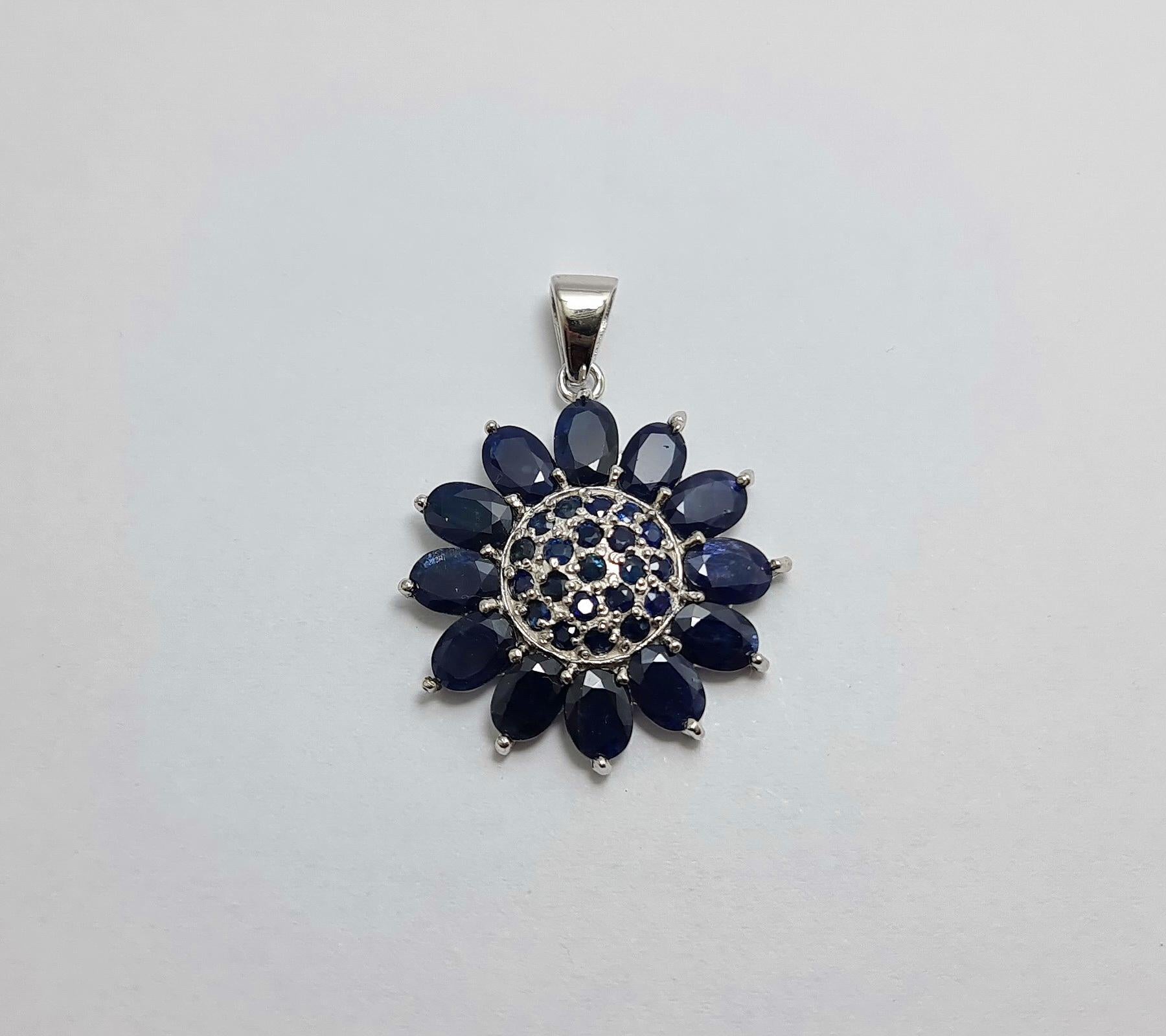 Women's 12Cts Natural Untreated Sapphire Flower  .925 Sterling Silver Rhodium Plated  For Sale