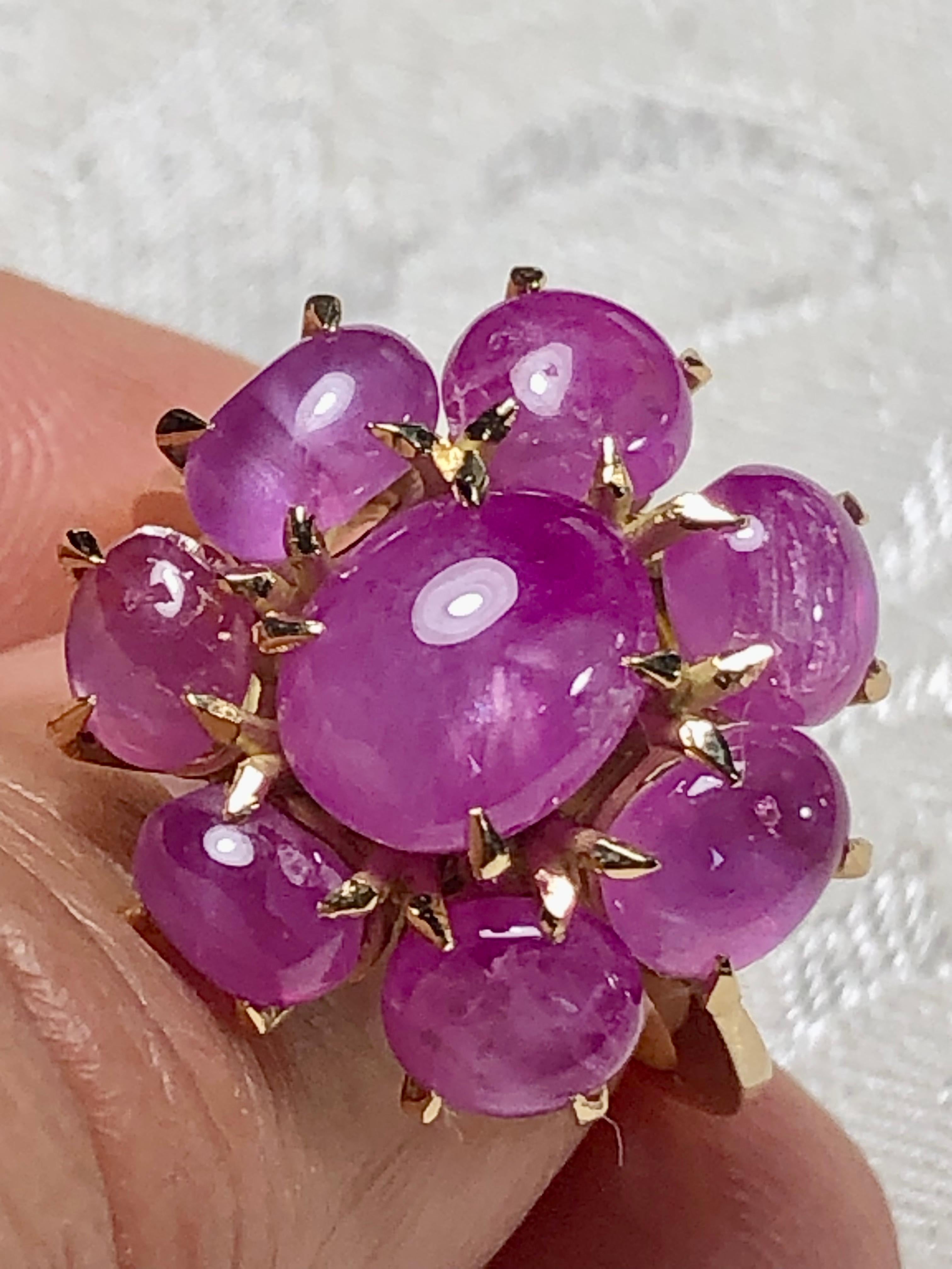 Ein exquisiter Cocktailring, der in der Mitte einen 4,0-karätigen natürlichen Sternrubin burmesischer Herkunft mit einer rosaroten Farbe und ohne Wärmebehandlung in einer klassischen Zackenfassung trägt. Umgeben von einem Heiligenschein aus sieben