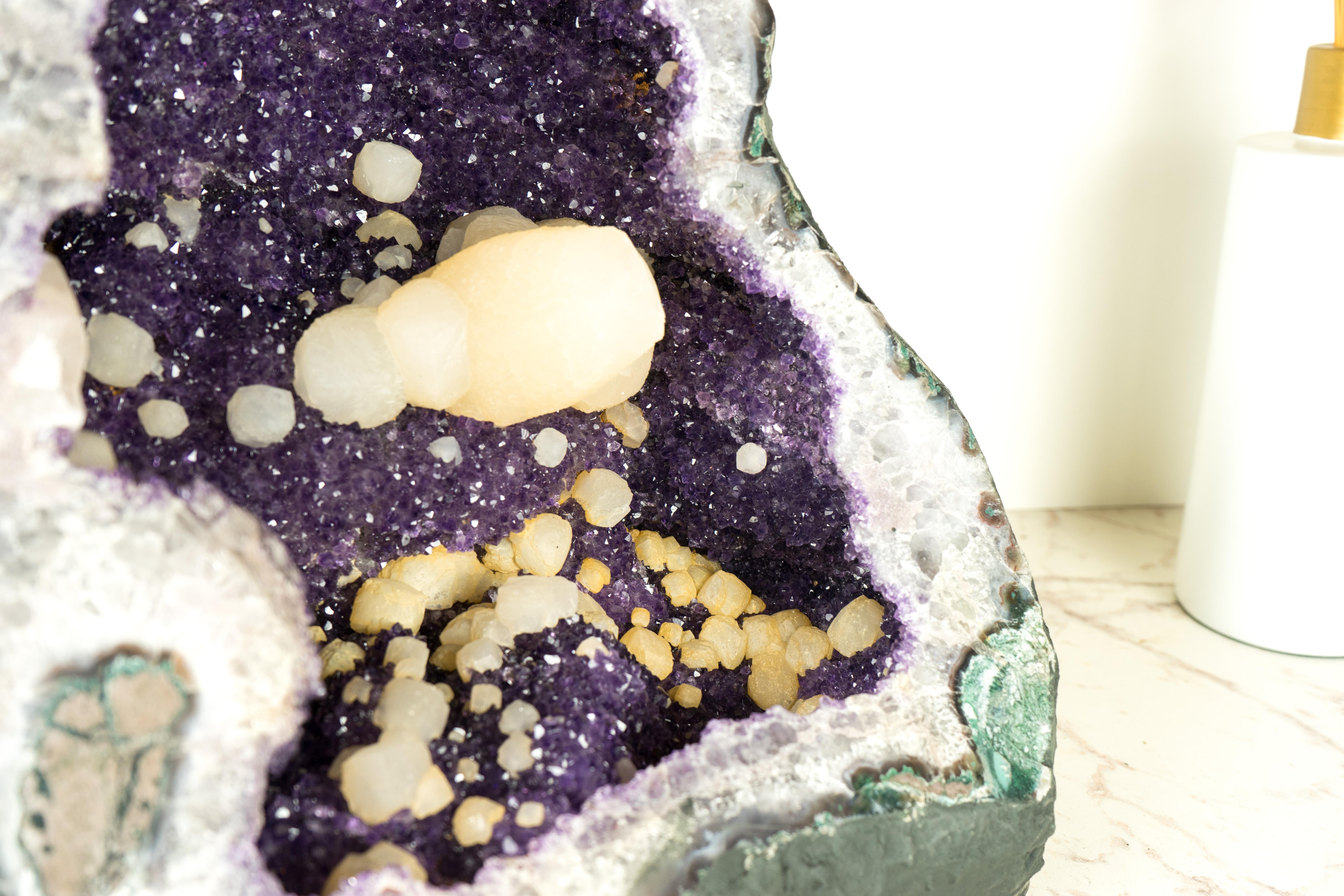 Geoda natural de amatista uruguaya con calcita rara y amatista púrpura brillante en venta 4