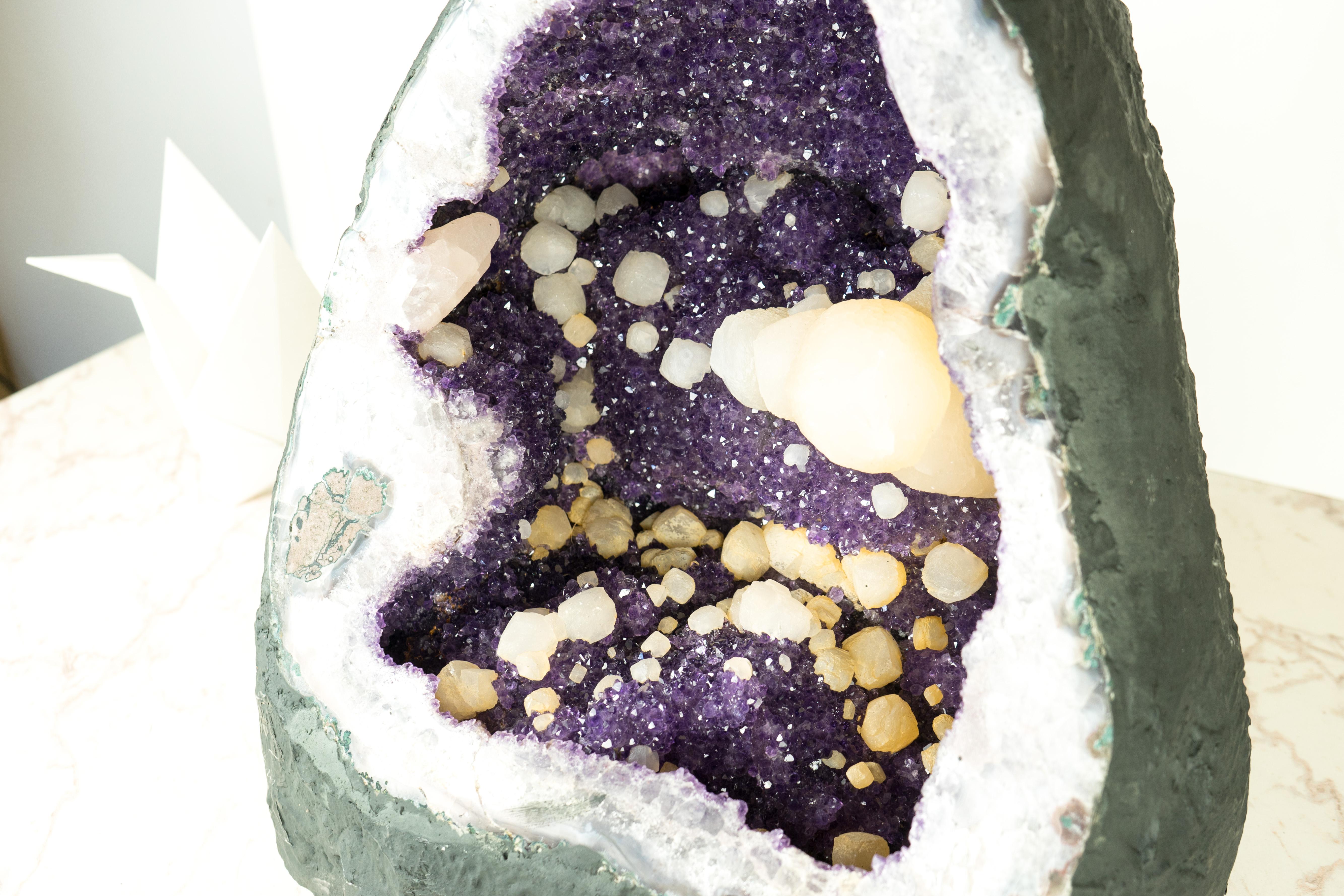 Natürlicher uruguayischer Amethyst-Geode mit seltenem Calcite und funkelndem lila Amethyst im Angebot 5