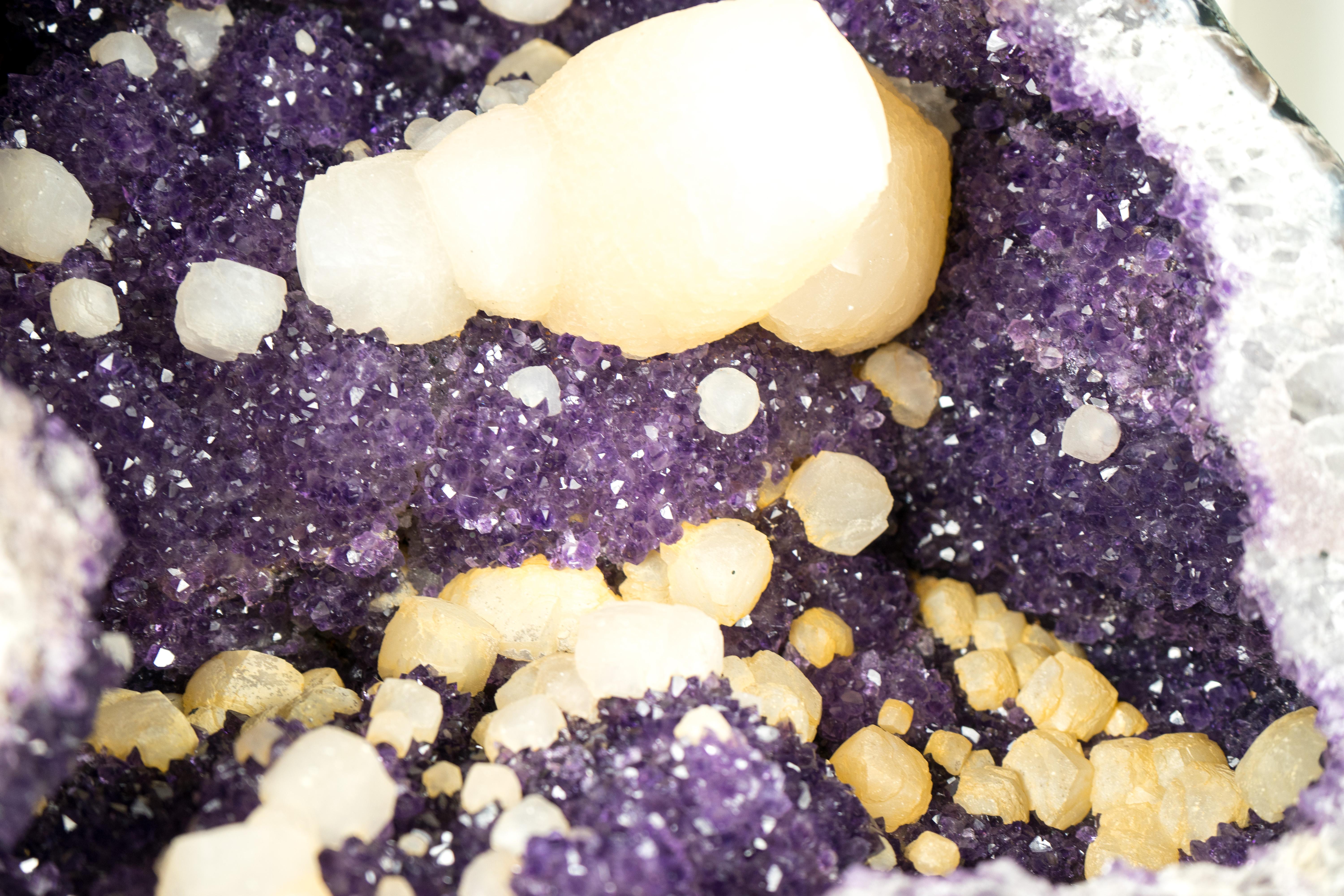 Natürlicher uruguayischer Amethyst-Geode mit seltenem Calcite und funkelndem lila Amethyst im Angebot 6