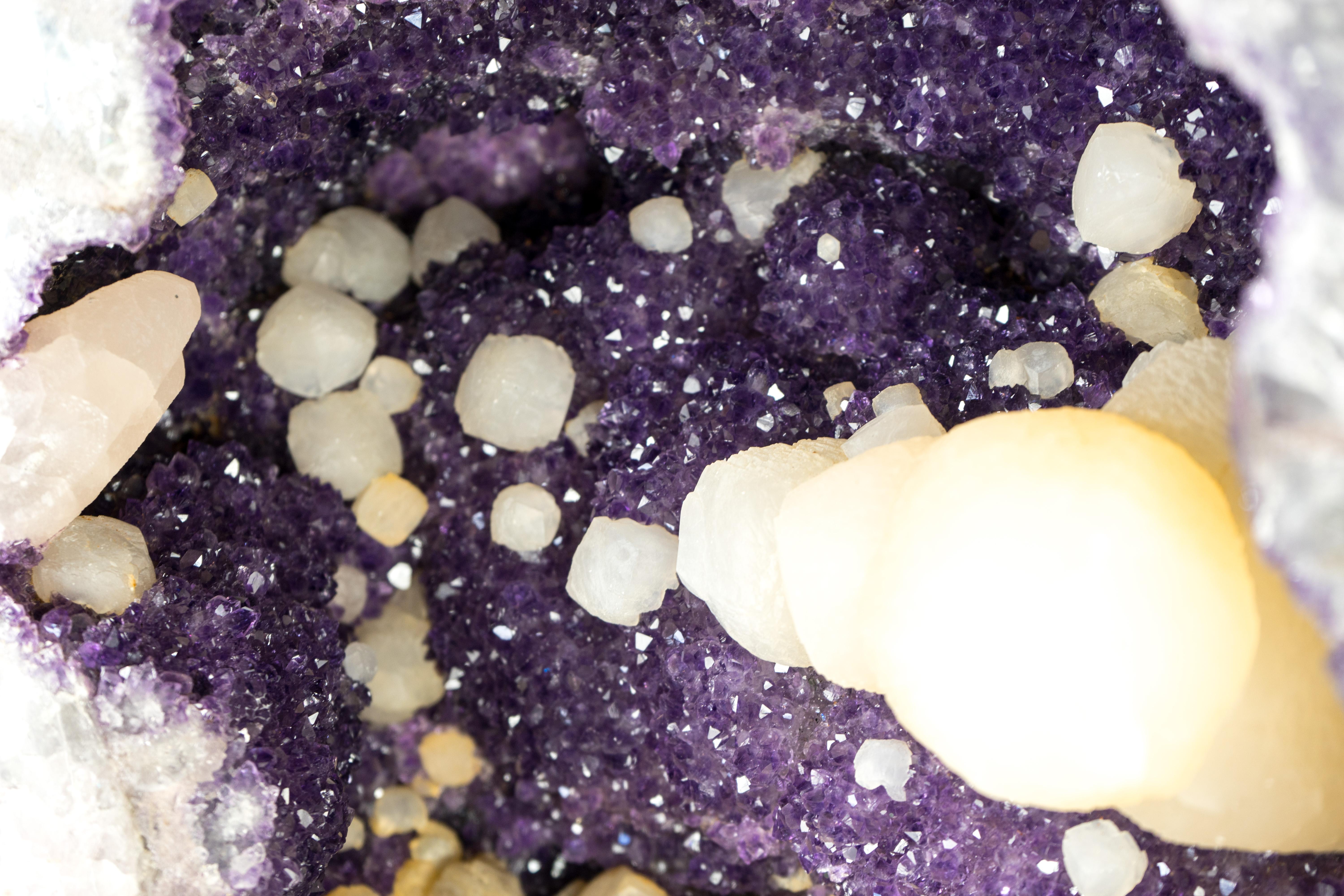Natürlicher uruguayischer Amethyst-Geode mit seltenem Calcite und funkelndem lila Amethyst im Angebot 7
