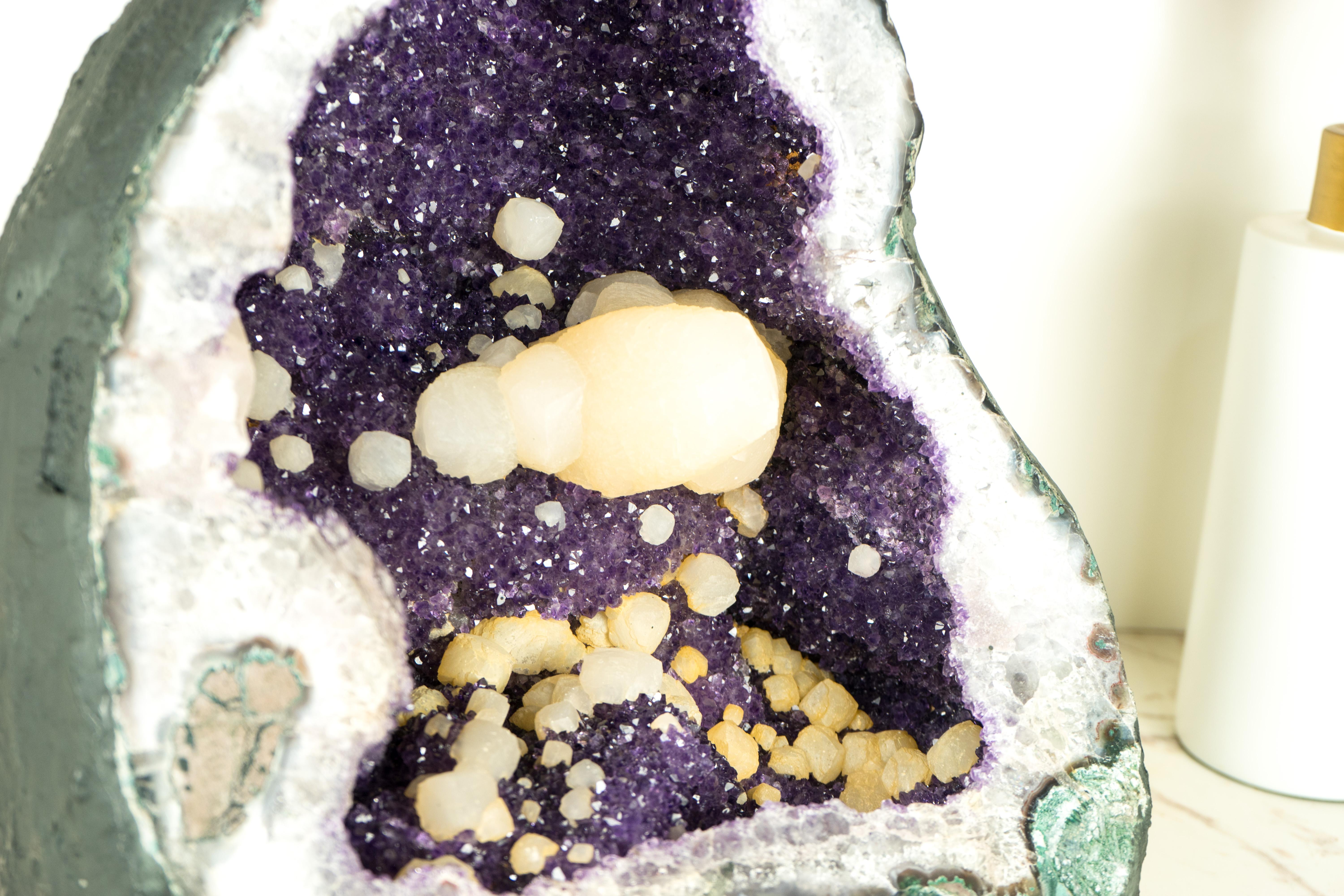 Geoda natural de amatista uruguaya con calcita rara y amatista púrpura brillante en venta 8