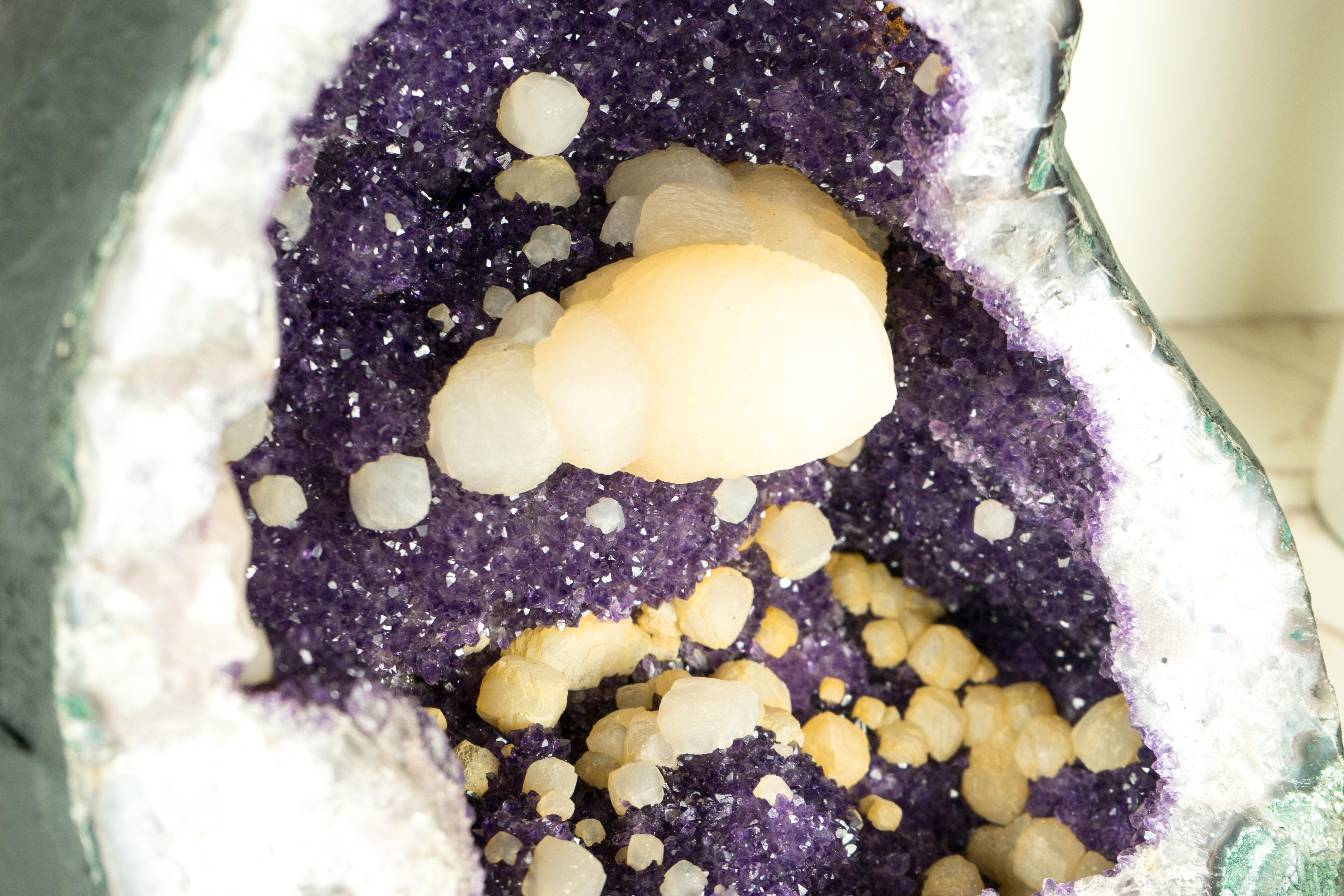 Natürlicher uruguayischer Amethyst-Geode mit seltenem Calcite und funkelndem lila Amethyst im Angebot 9