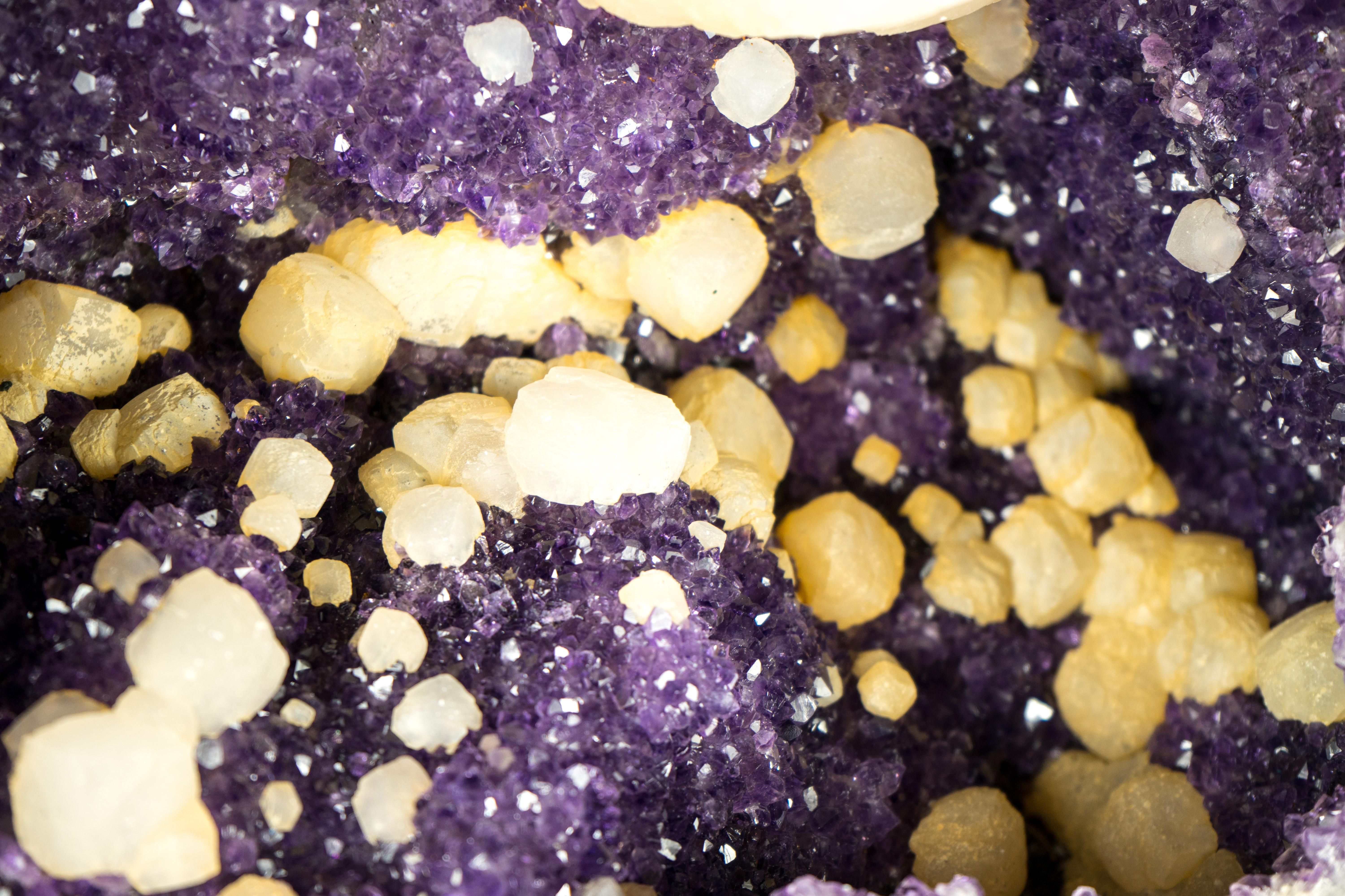 Natürlicher uruguayischer Amethyst-Geode mit seltenem Calcite und funkelndem lila Amethyst im Angebot 10