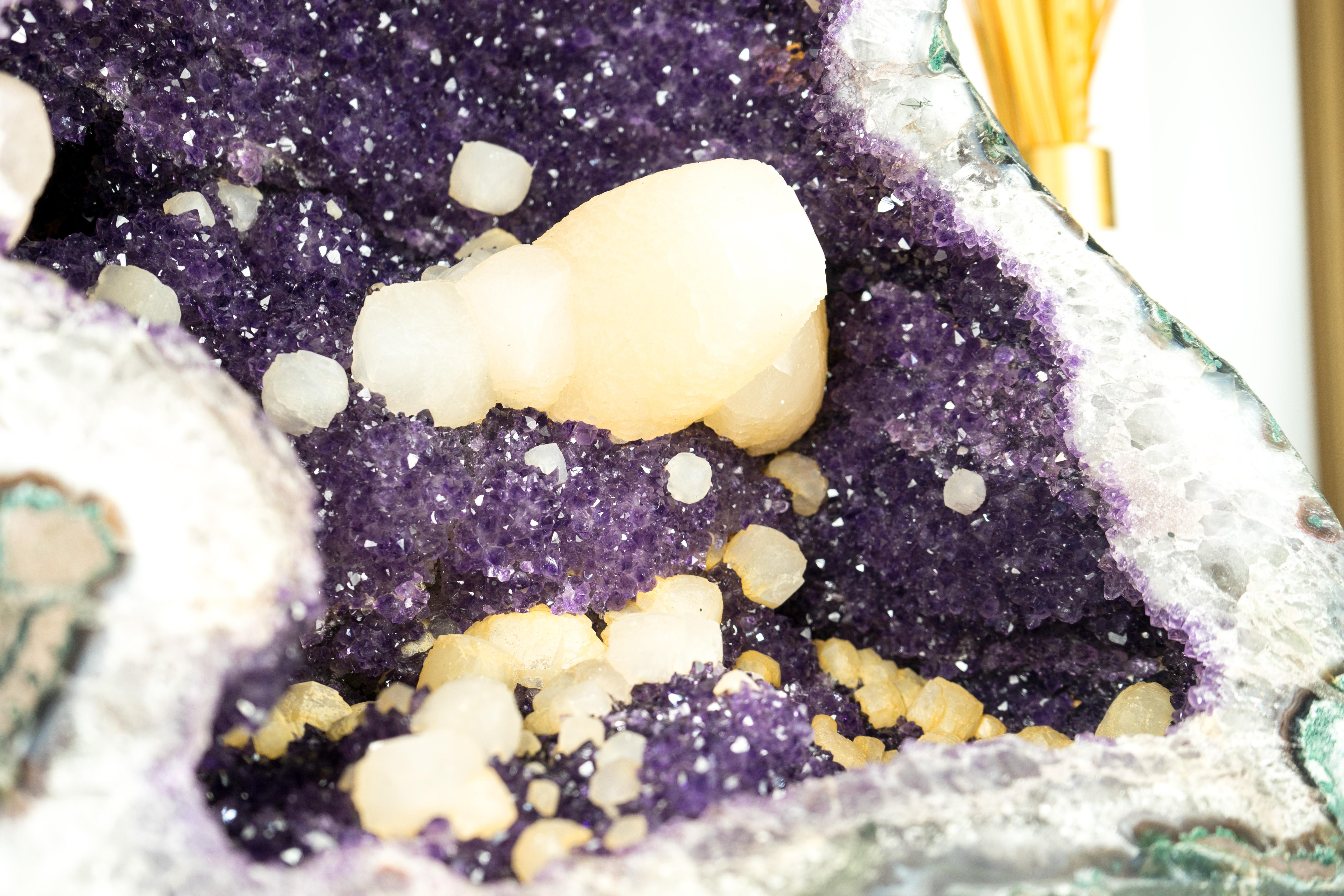 Natürlicher uruguayischer Amethyst-Geode mit seltenem Calcite und funkelndem lila Amethyst im Angebot 11