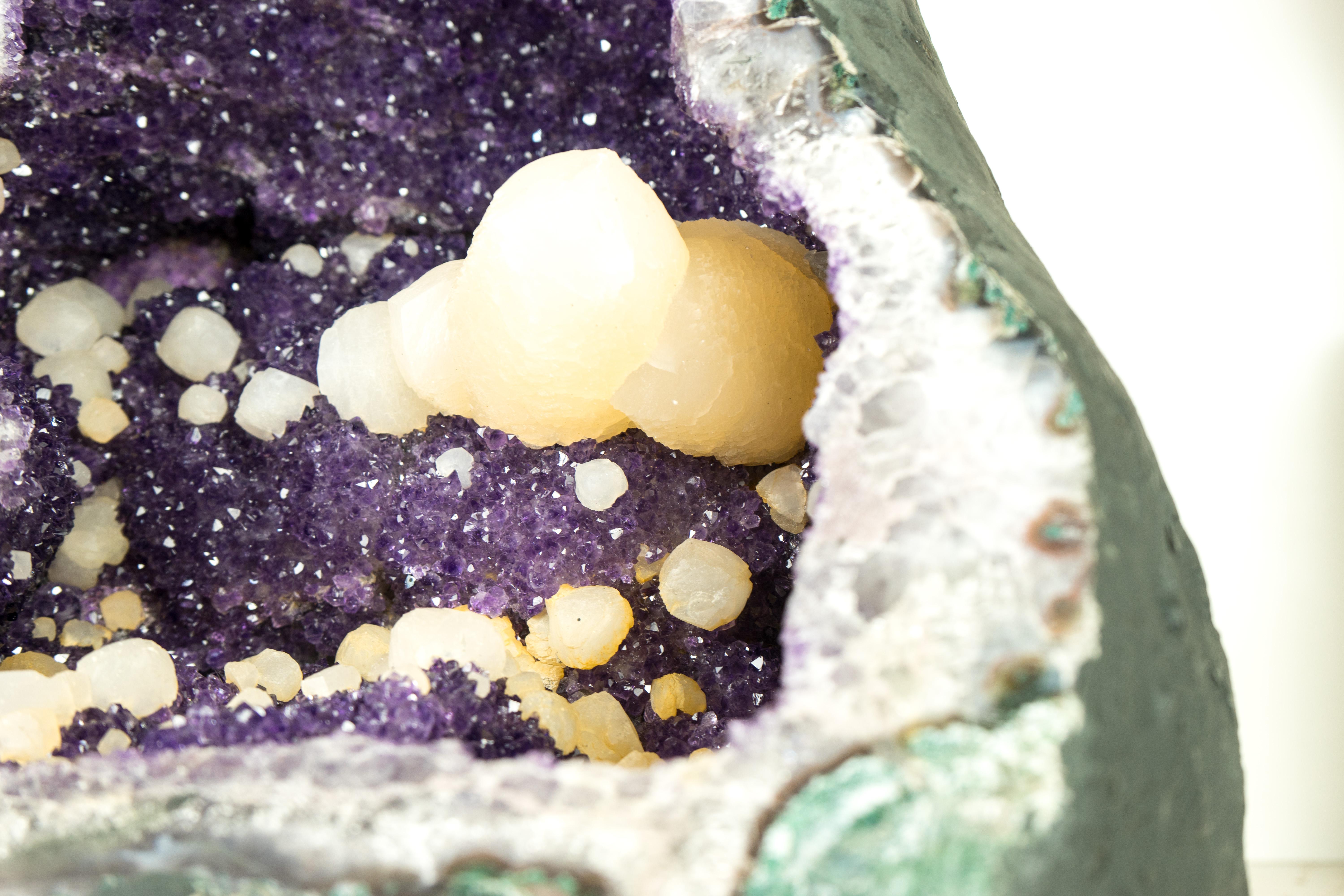 Natürlicher uruguayischer Amethyst-Geode mit seltenem Calcite und funkelndem lila Amethyst im Angebot 12