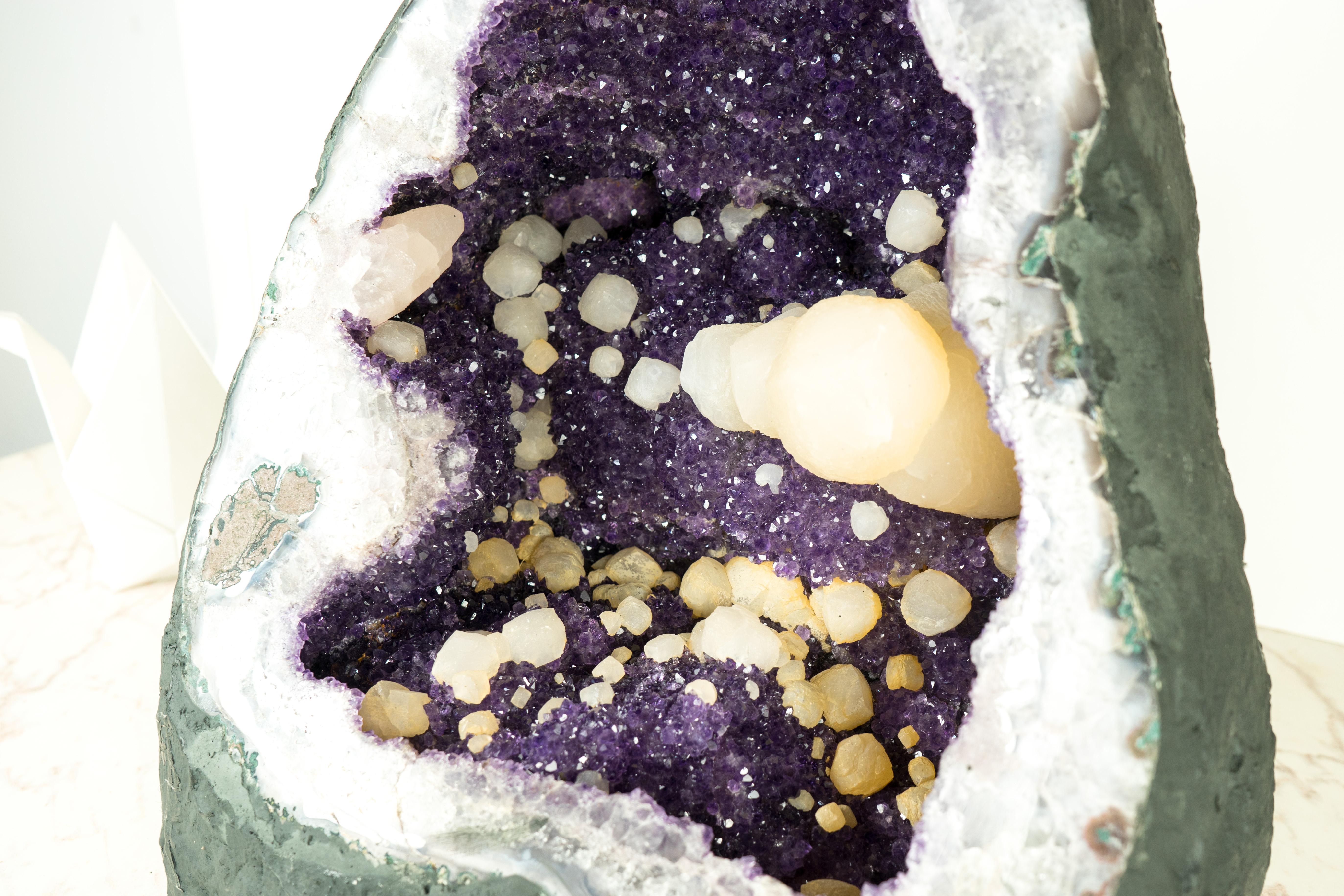 Natürlicher uruguayischer Amethyst-Geode mit seltenem Calcite und funkelndem lila Amethyst im Angebot 13