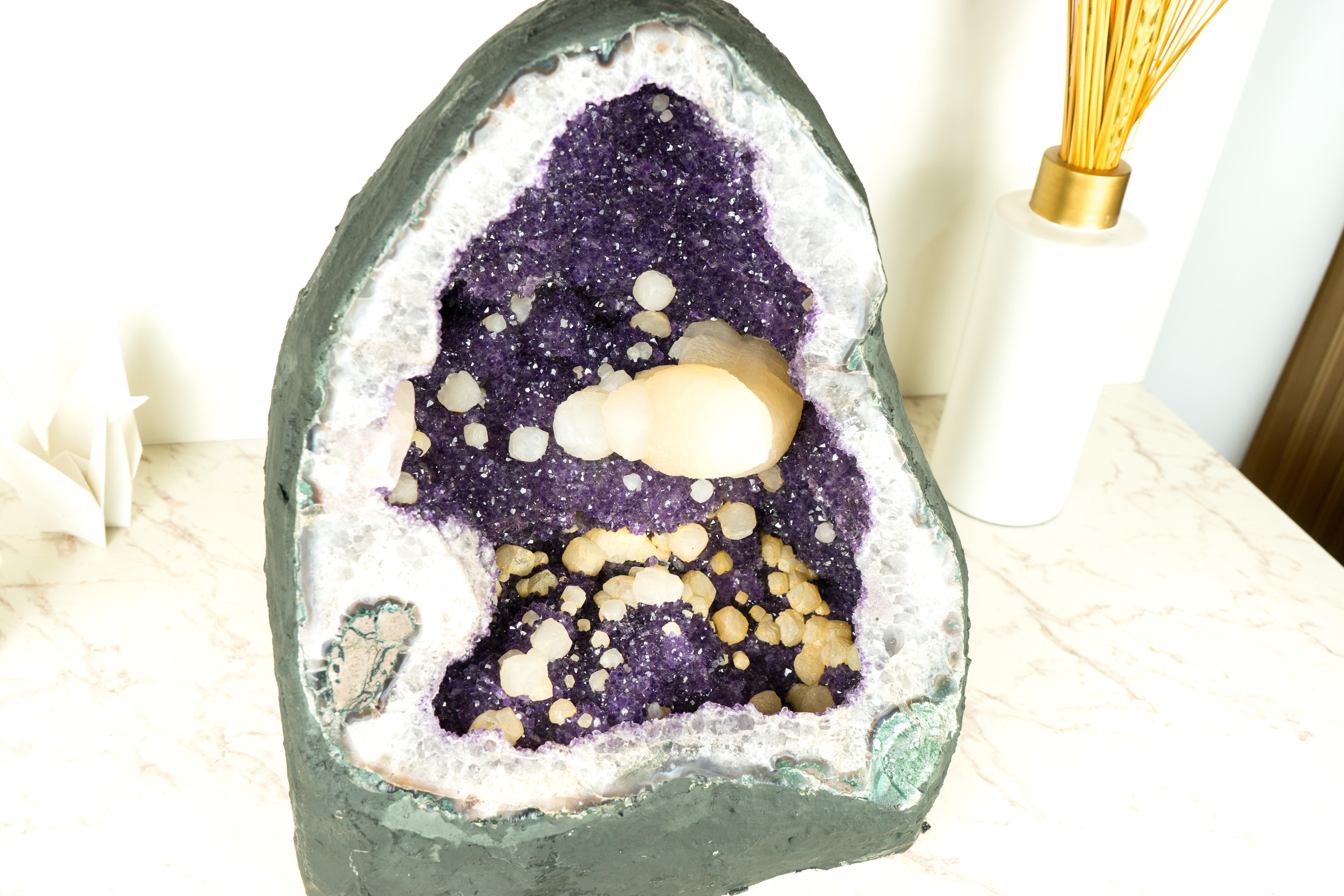 Natürlicher uruguayischer Amethyst-Geode mit seltenem Calcite und funkelndem lila Amethyst im Zustand „Neu“ im Angebot in Ametista Do Sul, BR