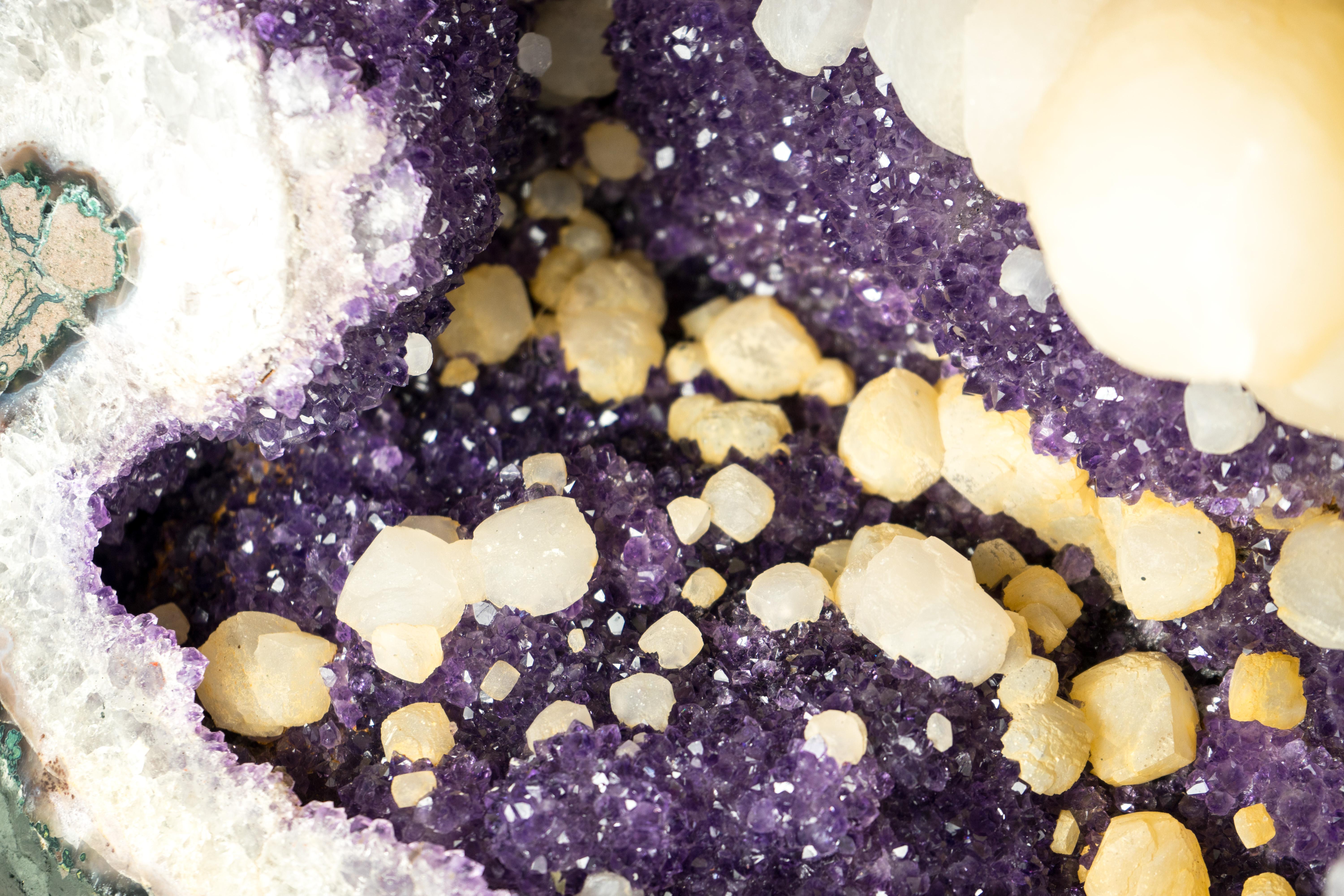 Geoda natural de amatista uruguaya con calcita rara y amatista púrpura brillante Ágata en venta
