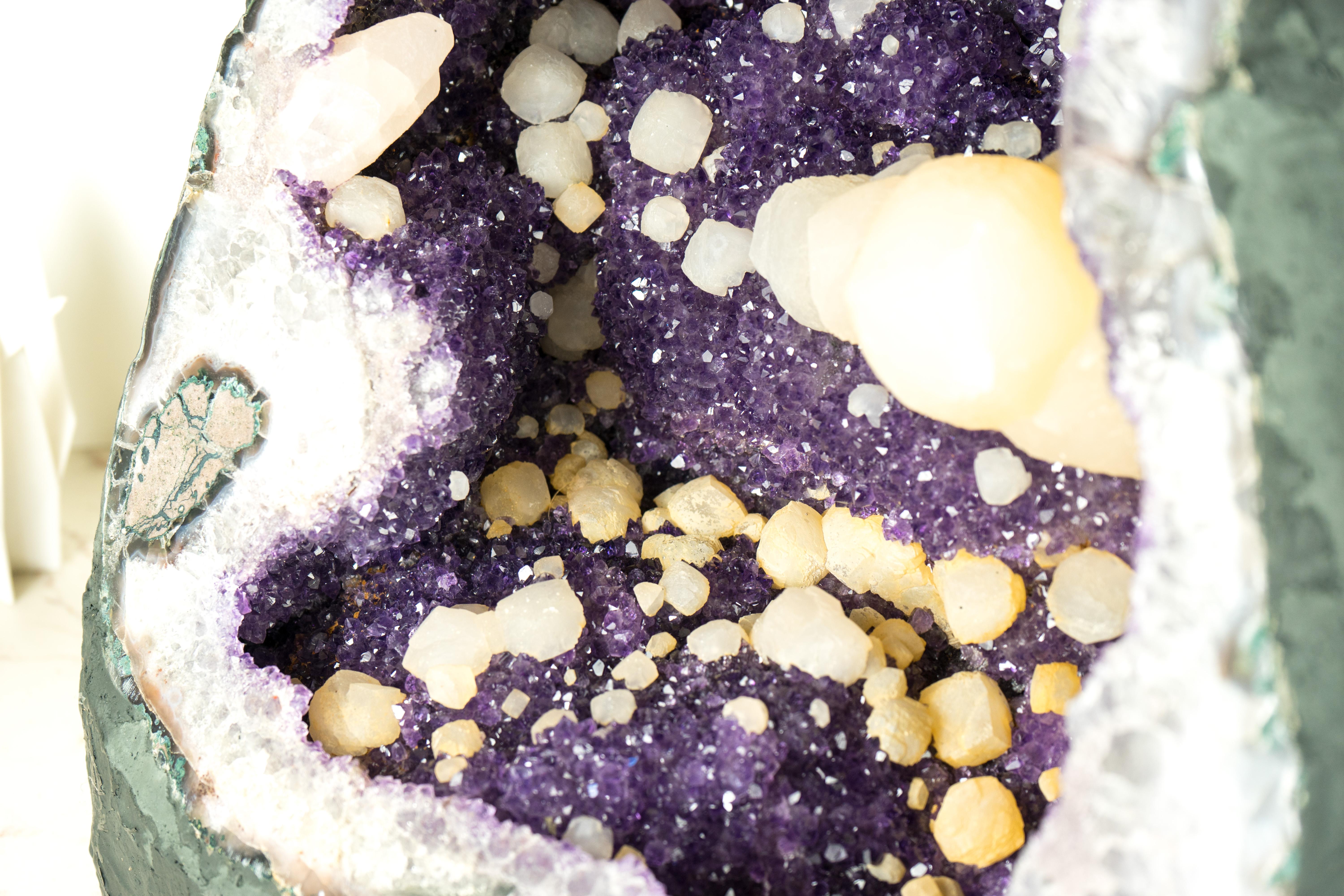 Natürlicher uruguayischer Amethyst-Geode mit seltenem Calcite und funkelndem lila Amethyst im Angebot 1