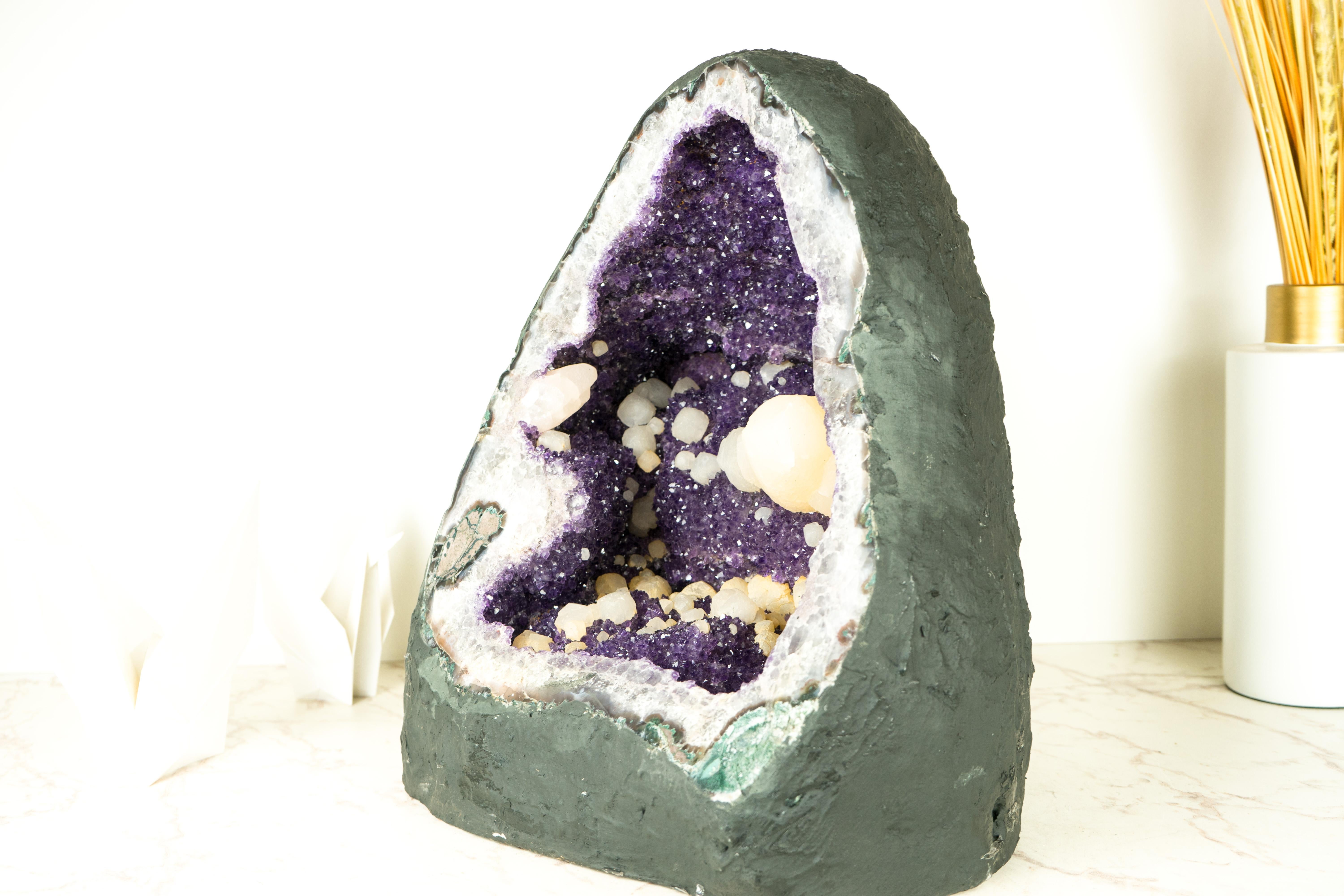 Natürlicher uruguayischer Amethyst-Geode mit seltenem Calcite und funkelndem lila Amethyst im Angebot 2