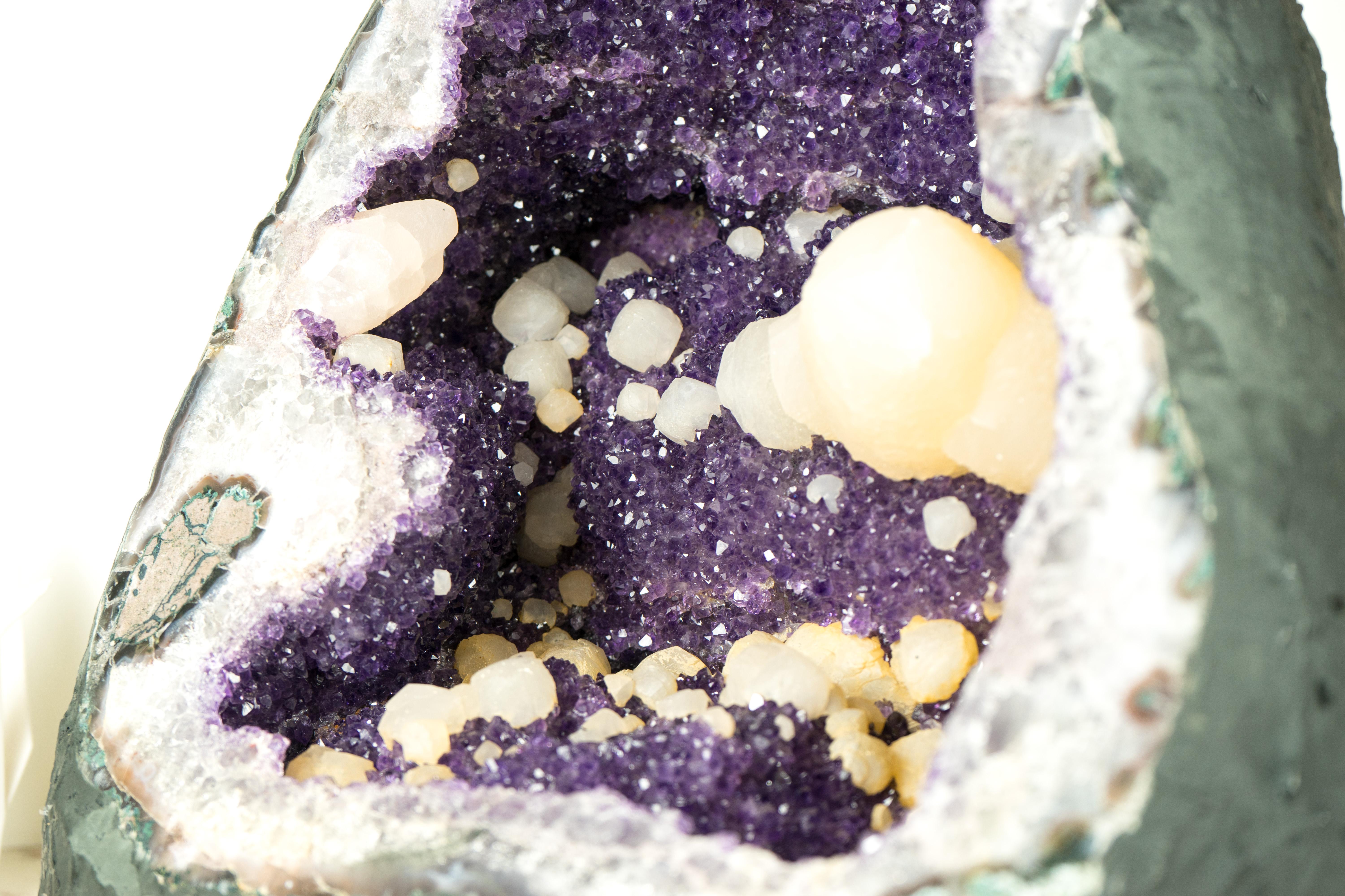 Natürlicher uruguayischer Amethyst-Geode mit seltenem Calcite und funkelndem lila Amethyst im Angebot 3