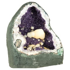 Géode d'améthyste uruguayenne naturelle avec calcite rare et améthyste violette étincelante