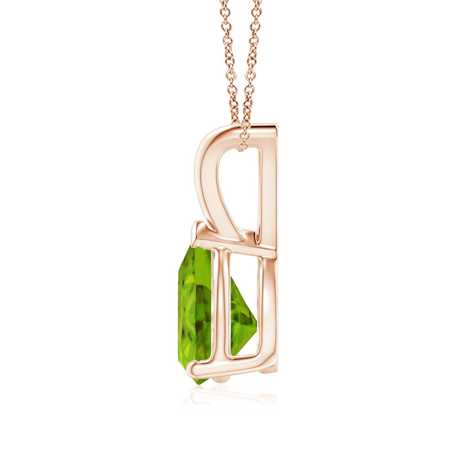 Ce pendentif solitaire classique en péridot, en or rose 14 carats, est d'une grande élégance avec son design minimaliste. Relié à une boucle en V brillante, le magnifique péridot en forme de poire séduit par sa teinte jaune-or. Le sertissage à trois