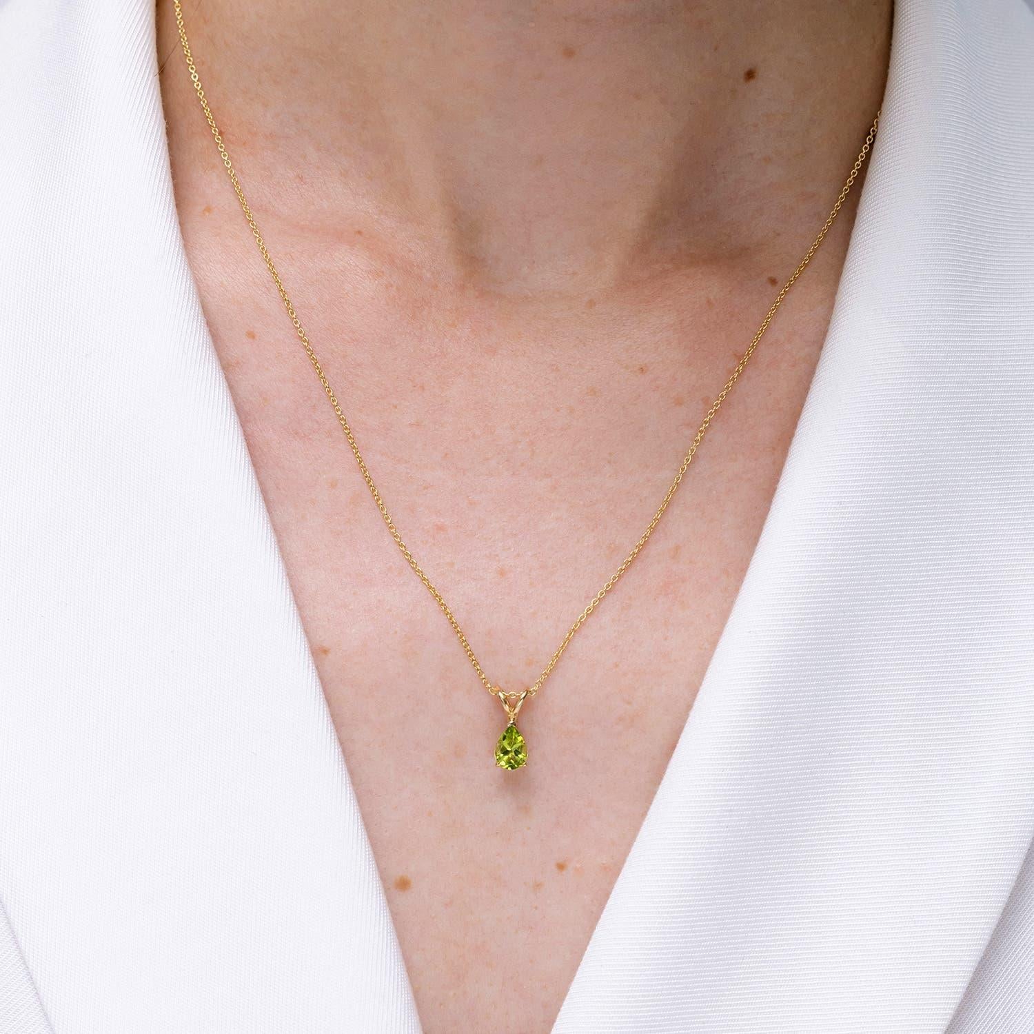 Moderne Pendentif solitaire en or jaune 18 carats avec péridot naturel en forme de poire de 1,1 carat en vente