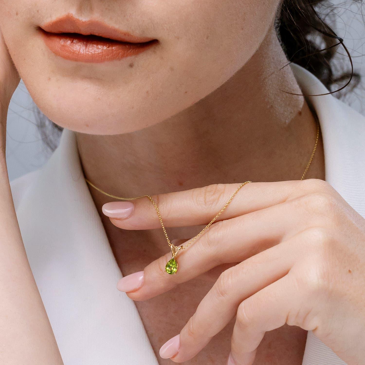 Taille poire Pendentif solitaire en or jaune 18 carats avec péridot naturel en forme de poire de 1,1 carat en vente