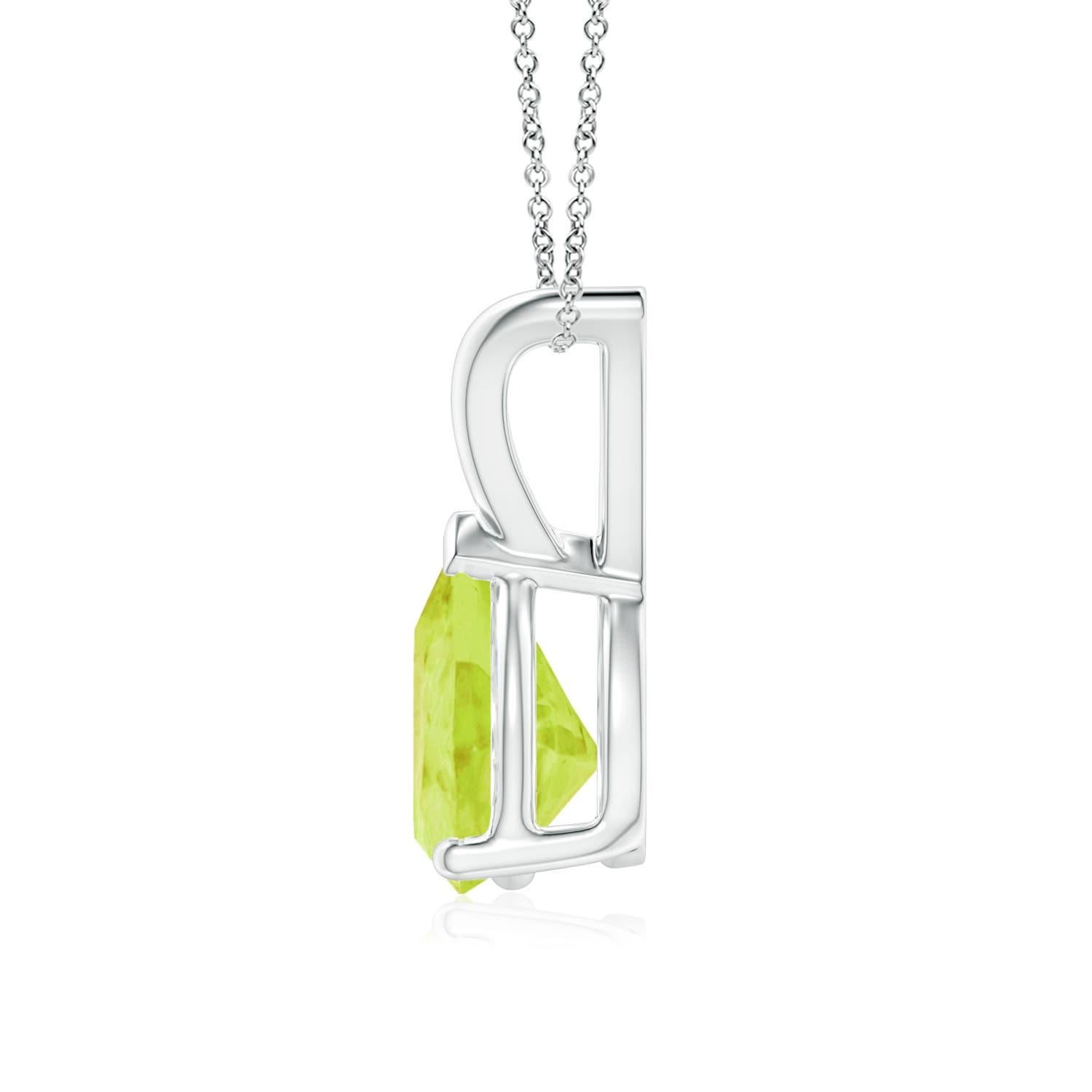 Ce pendentif solitaire classique en péridot, en platine, est élégant grâce à son design minimaliste. Relié à une boucle en V brillante, le magnifique péridot en forme de poire séduit par sa teinte jaune-dorée. Le sertissage à trois griffes de la