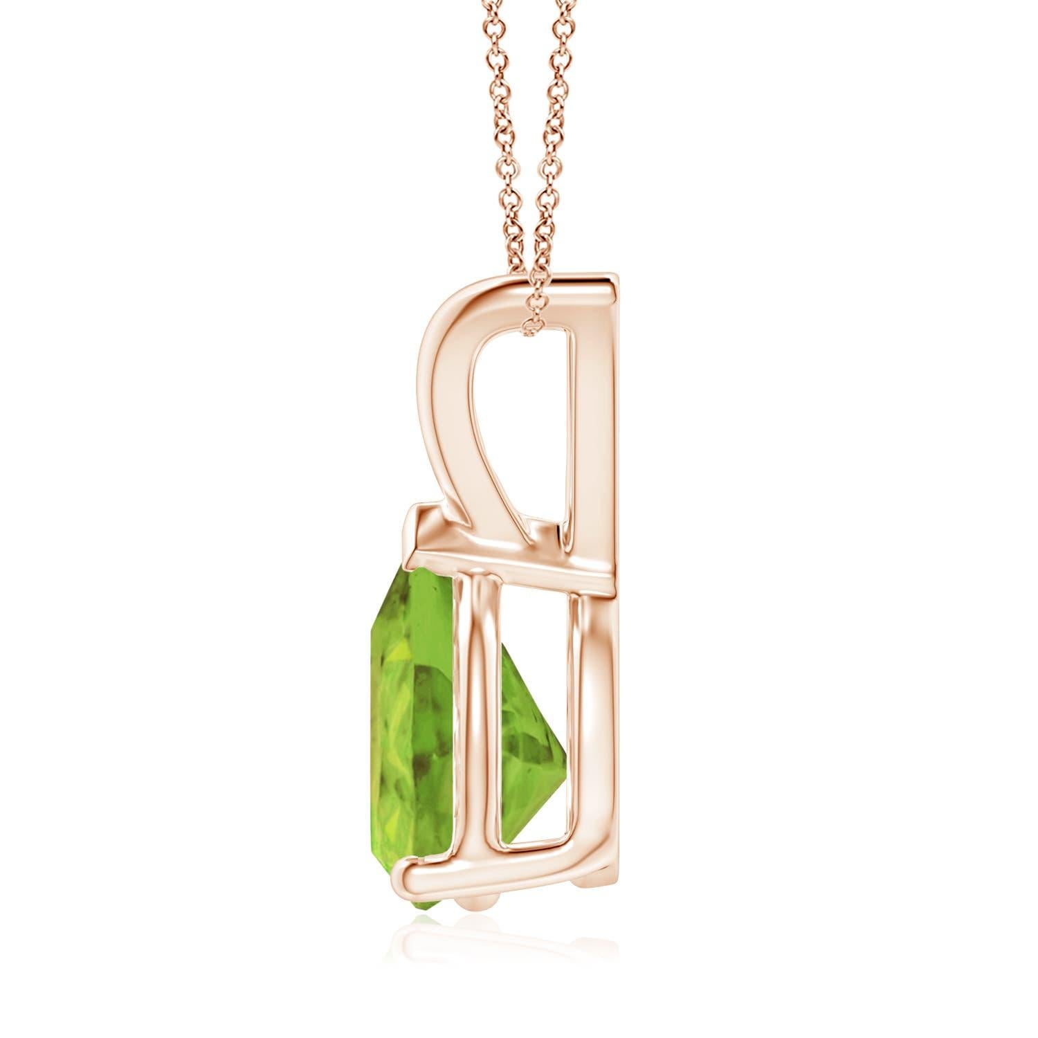 Este clásico colgante solitario de peridoto en oro rosa de 14 quilates luce elegante con su diseño minimalista. Enlazado a una brillante bala en V, el magnífico peridoto en forma de pera cautiva con su tono amarillo dorado. El engaste de tres puntas